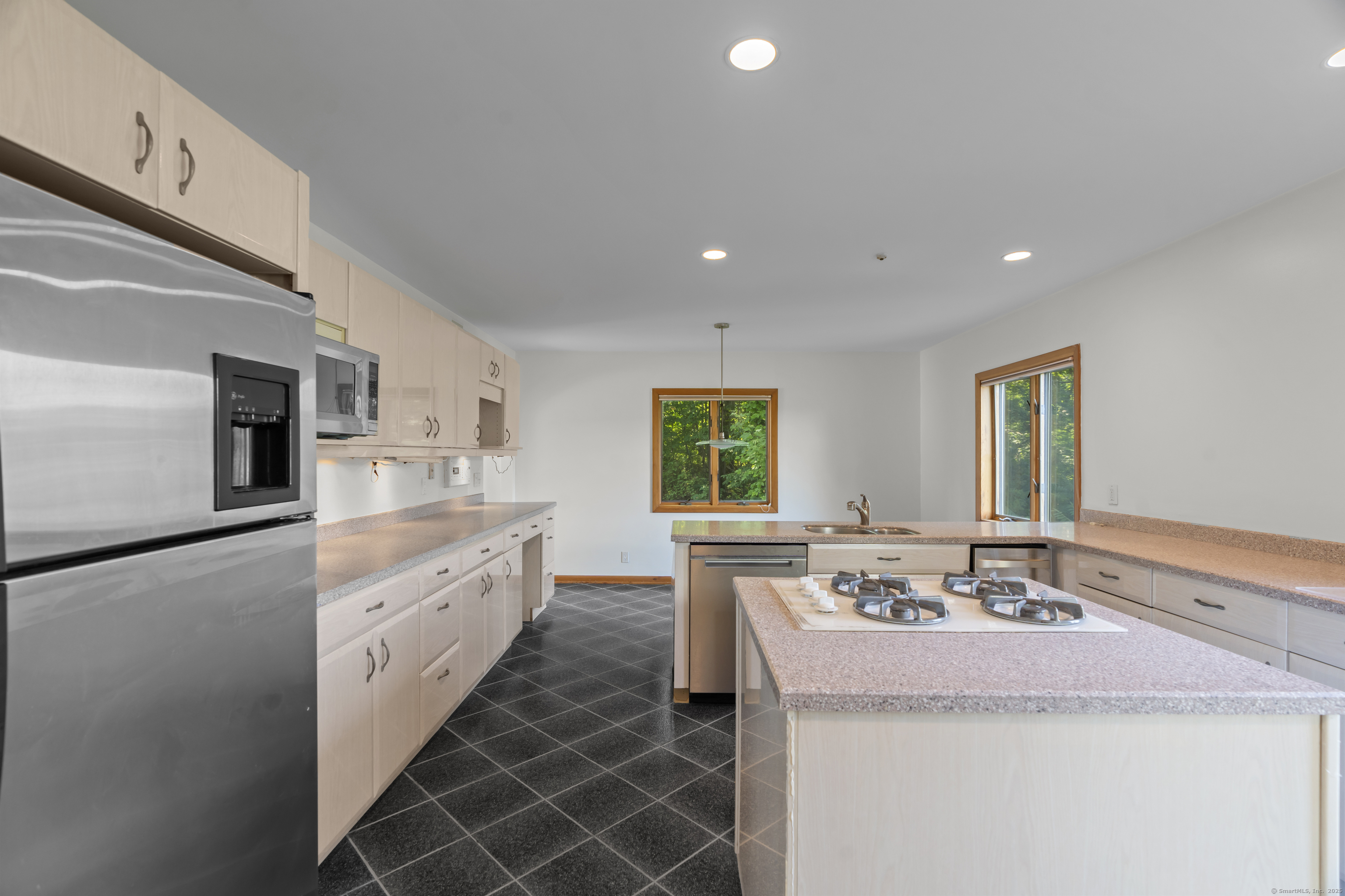 Branford, Connecticut, 06405, United States, 3 Bedrooms Bedrooms, ,3 BathroomsBathrooms,Residential,For Sale,1912319