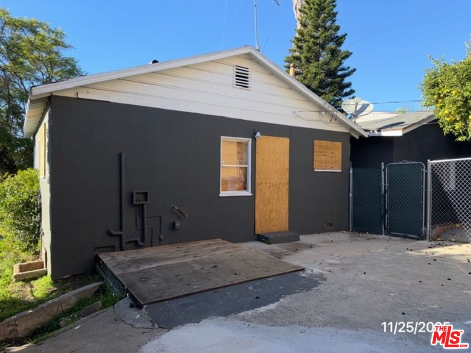 Los Angeles, California, 90019, United States, 6 Bedrooms Bedrooms, ,Residential,For Sale,1999080