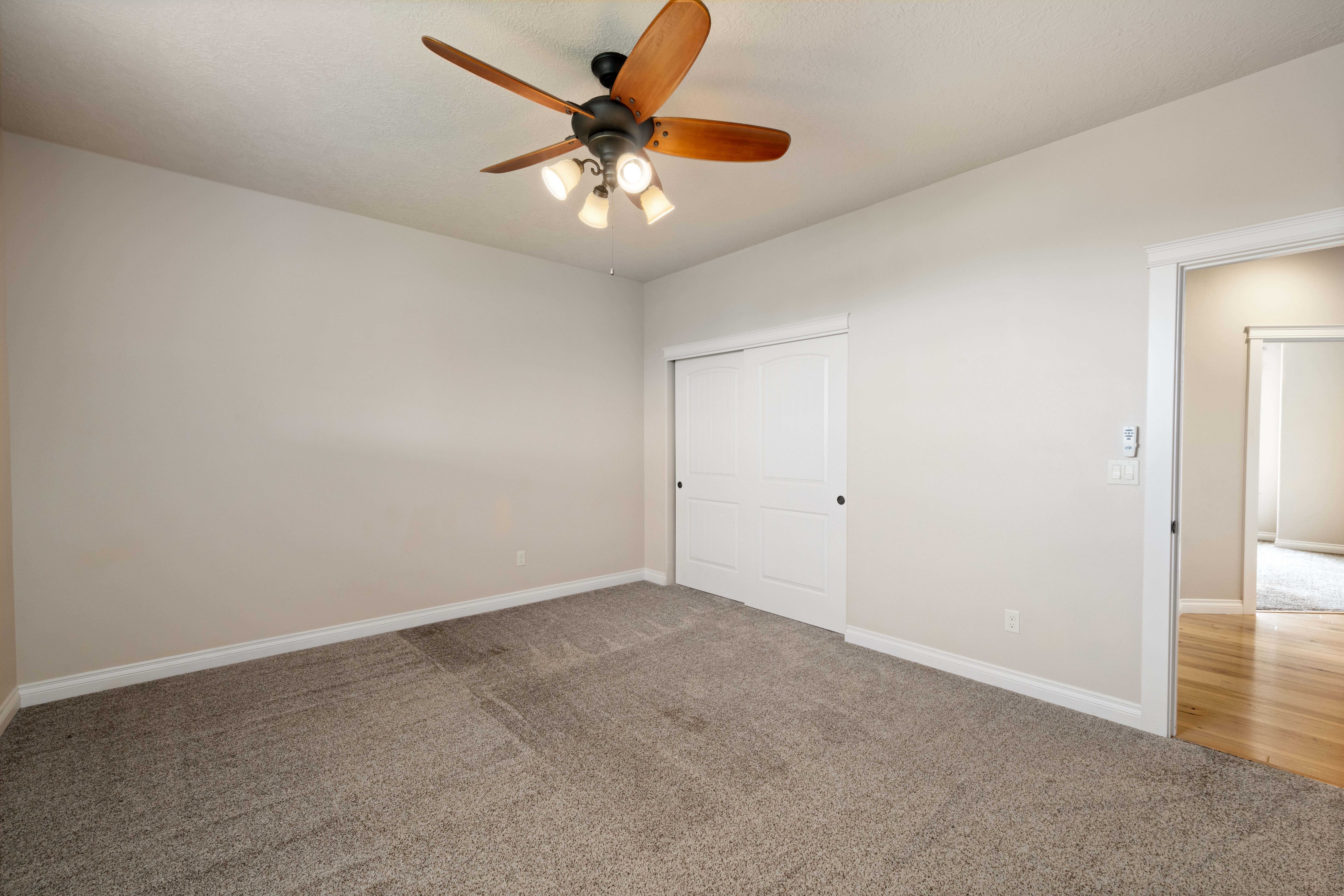  Custom Built on 1 Acre - 物件實景