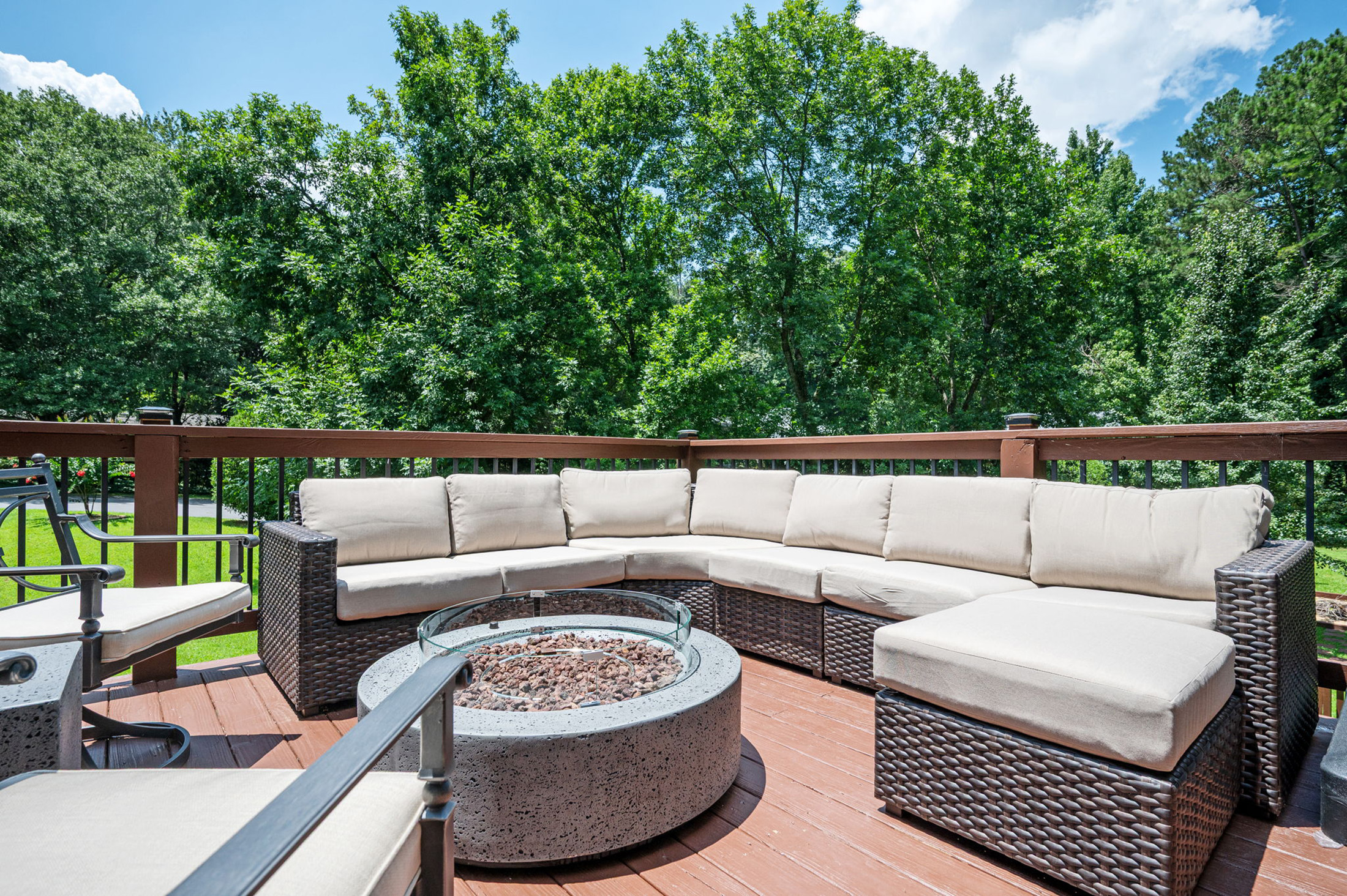  Exceptional Home Nestled on 0.83+/- Acre Picturesque Corner Lot - 物件實景