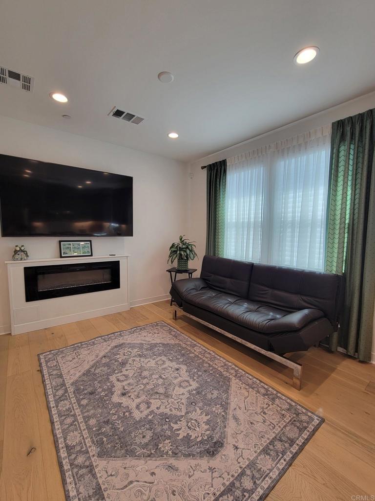 Simi Valley, California, 93065, United States, 2 Bedrooms Bedrooms, ,3 BathroomsBathrooms,Residential,For Sale,2040698