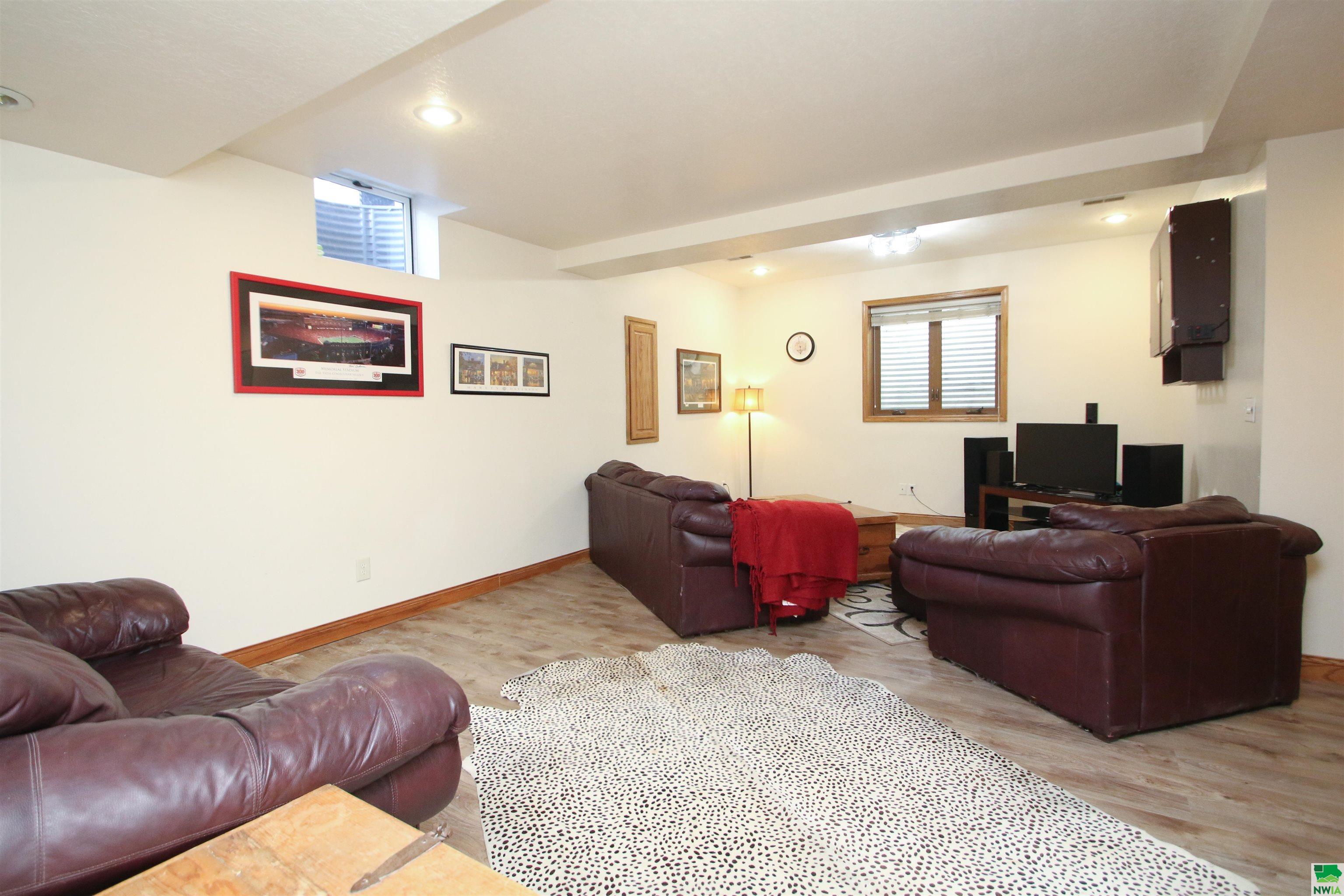Dakota Dunes, South Dakota, 57049, United States, 5 Bedrooms Bedrooms, ,4 BathroomsBathrooms,Residential,For Sale,1928249