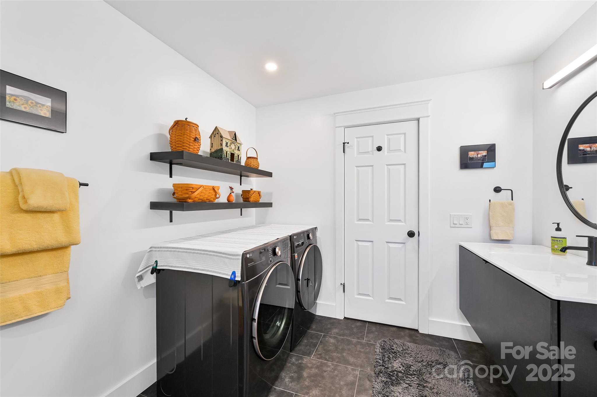 Hendersonville, North Carolina, 28739, United States, 5 Bedrooms Bedrooms, ,3 BathroomsBathrooms,Residential,For Sale,1903677