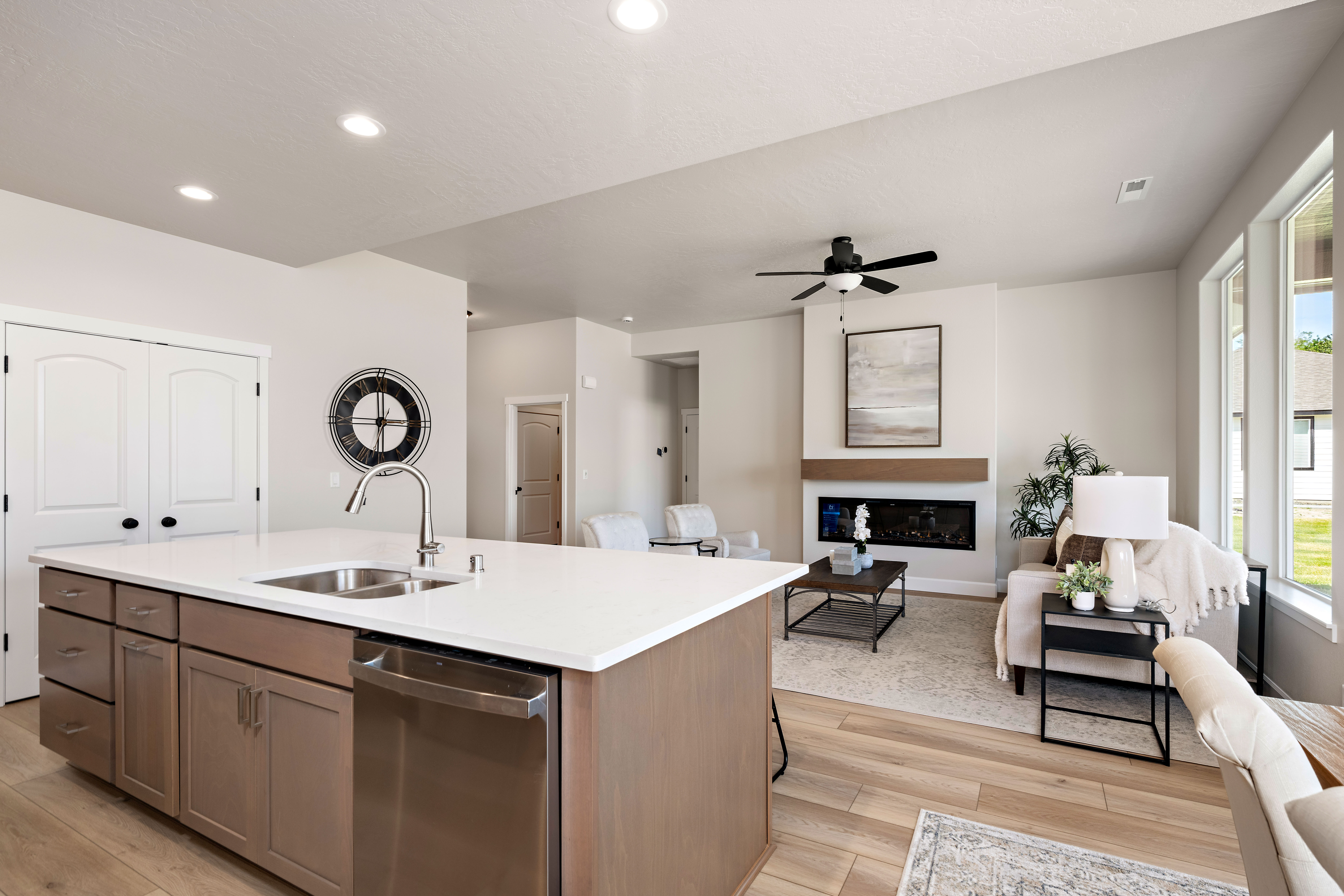  3 Car Garage, Great Floor Plan & Corner Lot - 物件實景
