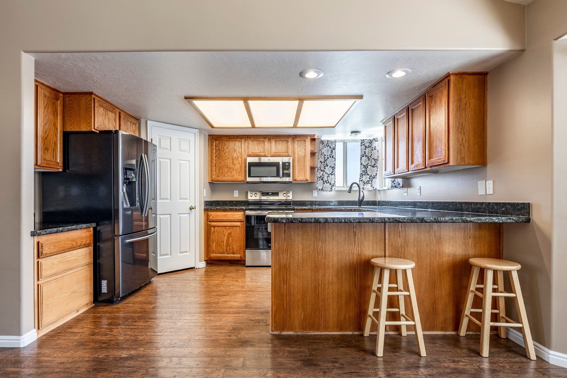  5 Bedroom, 3 Bath Home With One Of North Ogdens Best Porch Views - 物件實景