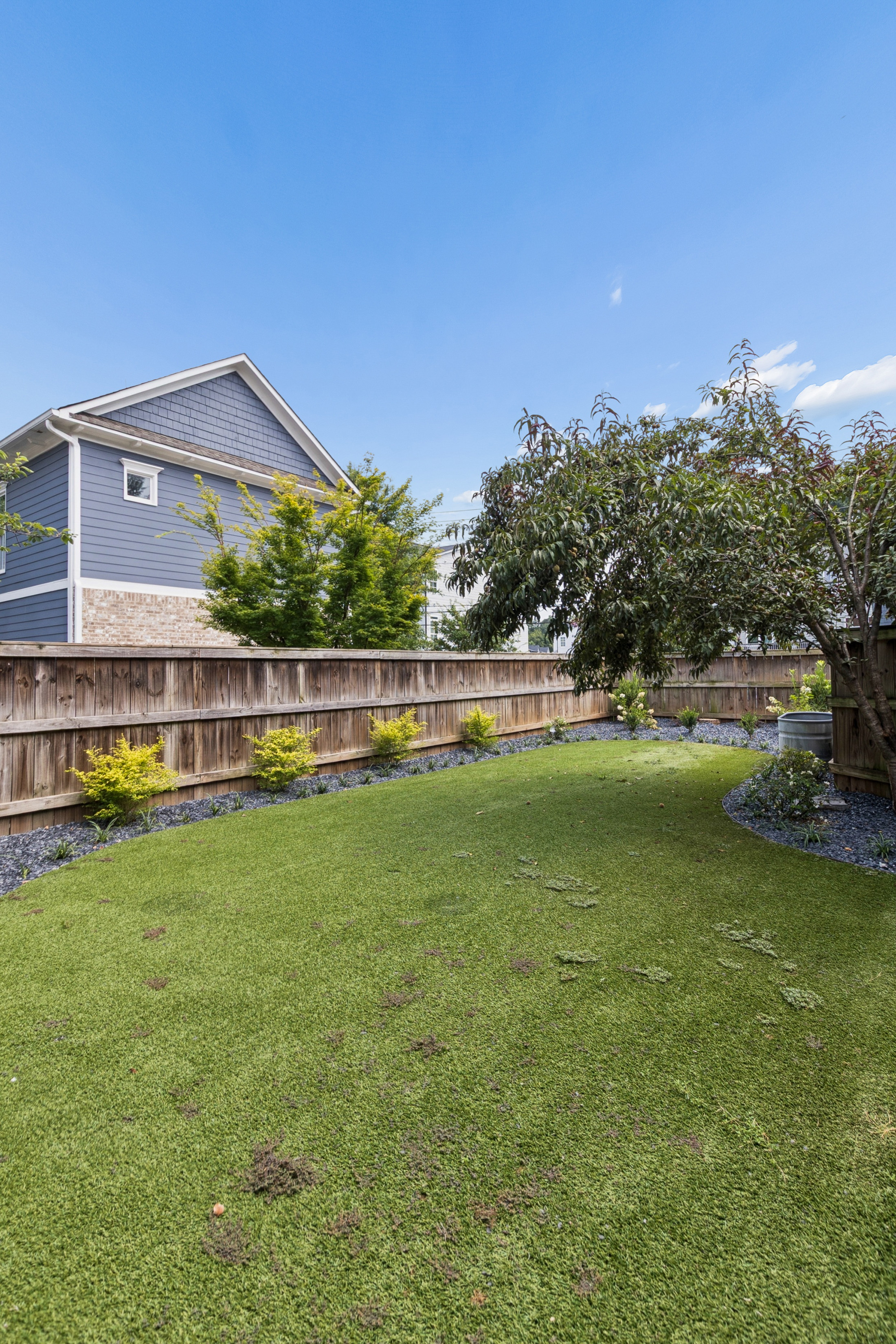  End-Unit Townhome with Fenced Backyard in Prime Location - 物件實景