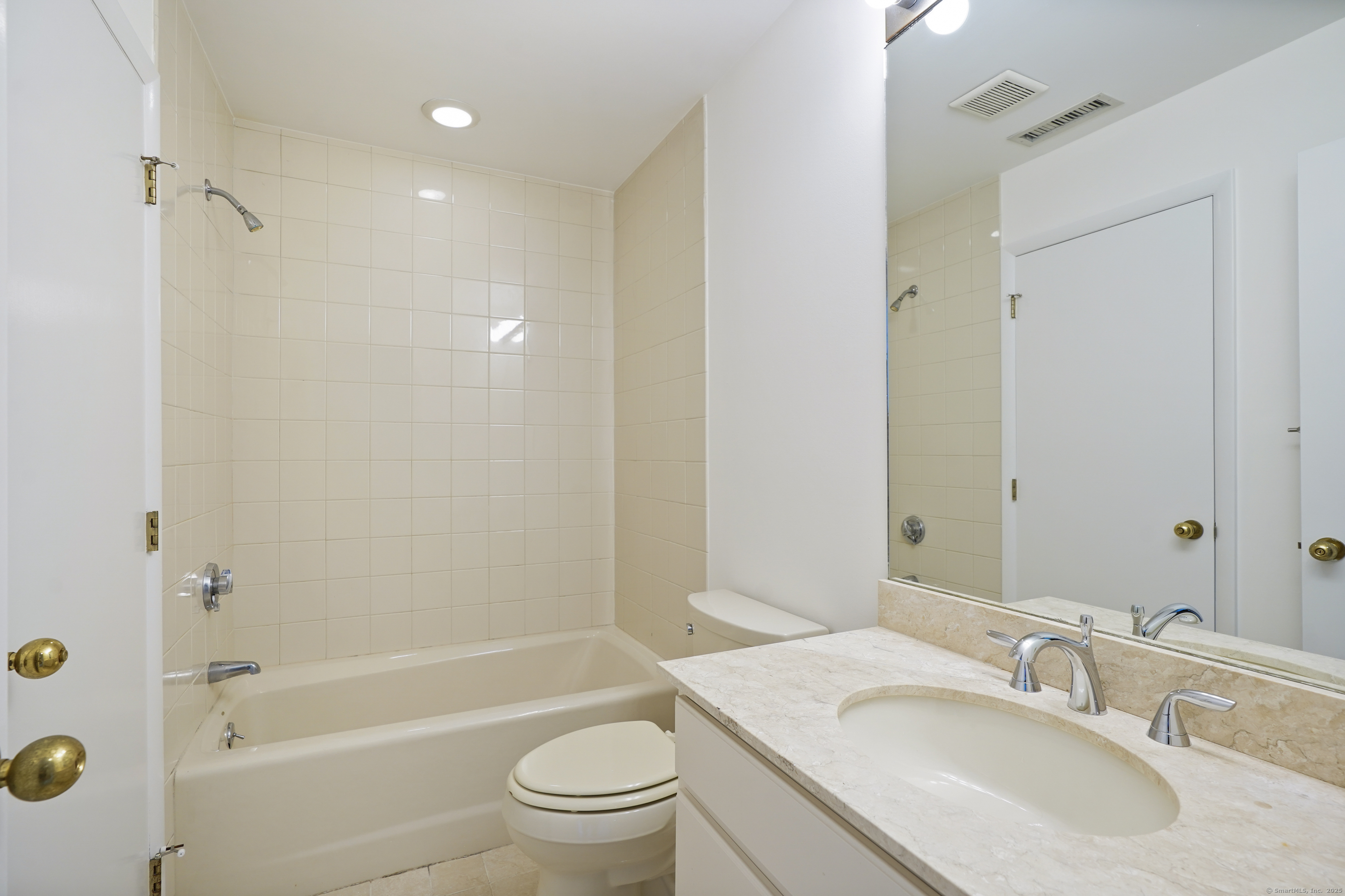 Stamford, Connecticut, 06905, United States, 2 Bedrooms Bedrooms, ,3 BathroomsBathrooms,Residential,For Sale,1997039