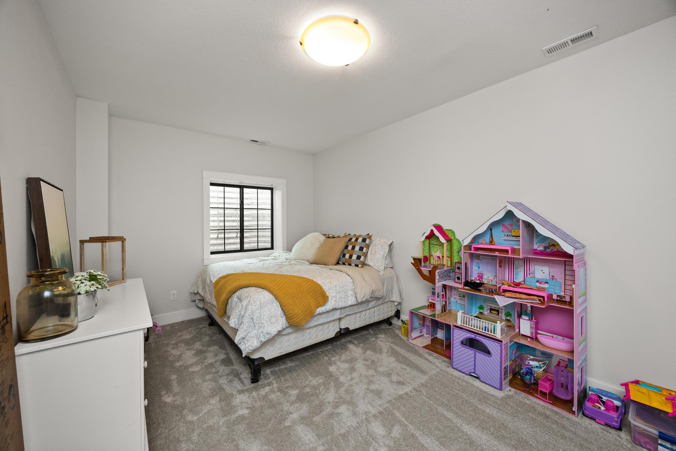 Madrid, Iowa, 50156, United States, 6 Bedrooms Bedrooms, ,5 BathroomsBathrooms,Residential,For Sale,2005083