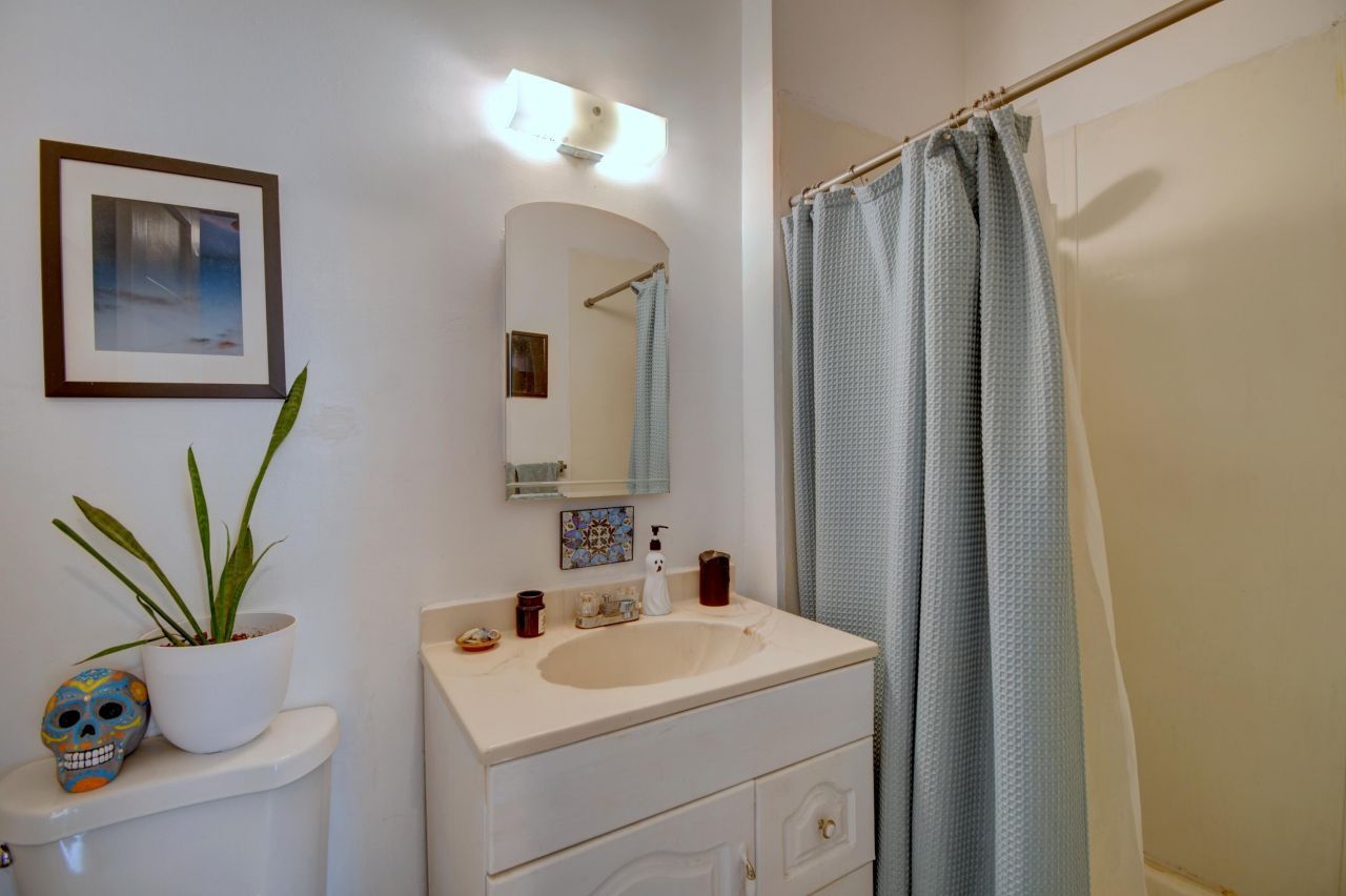 Albuquerque, New Mexico, 87106, United States, 4 Bedrooms Bedrooms, ,3 BathroomsBathrooms,Residential,For Sale,1963751