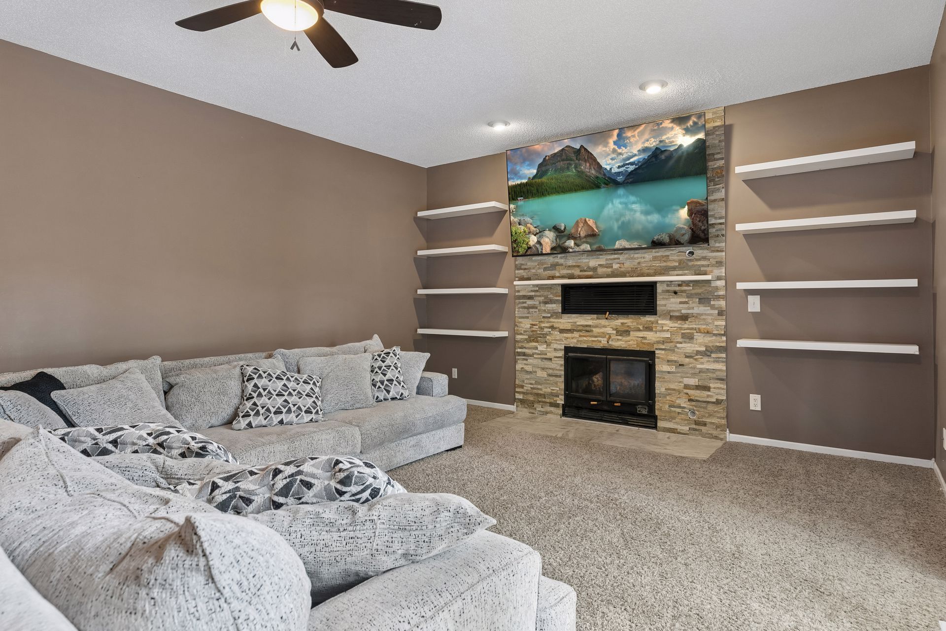  Beautifully Designed Living Near Bald Eagle Lake - 物件實景