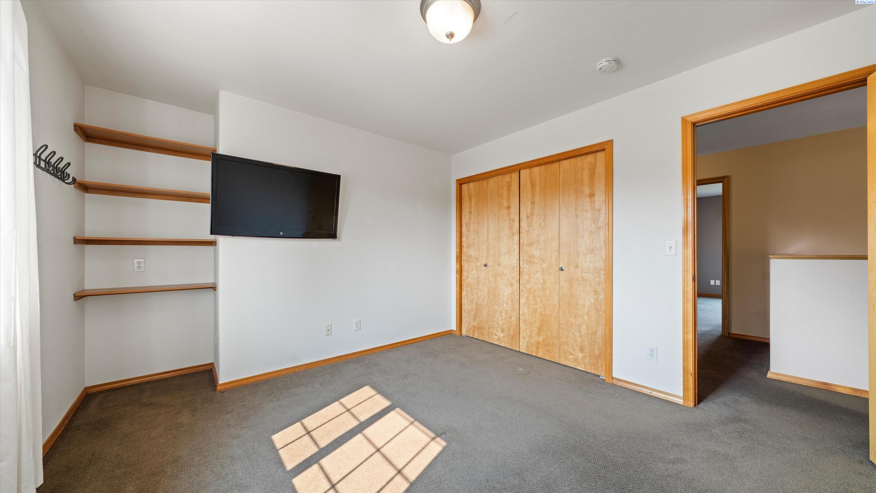 Richland, Washington, 99352, United States, 4 Bedrooms Bedrooms, ,3 BathroomsBathrooms,Residential,For Sale,1940830