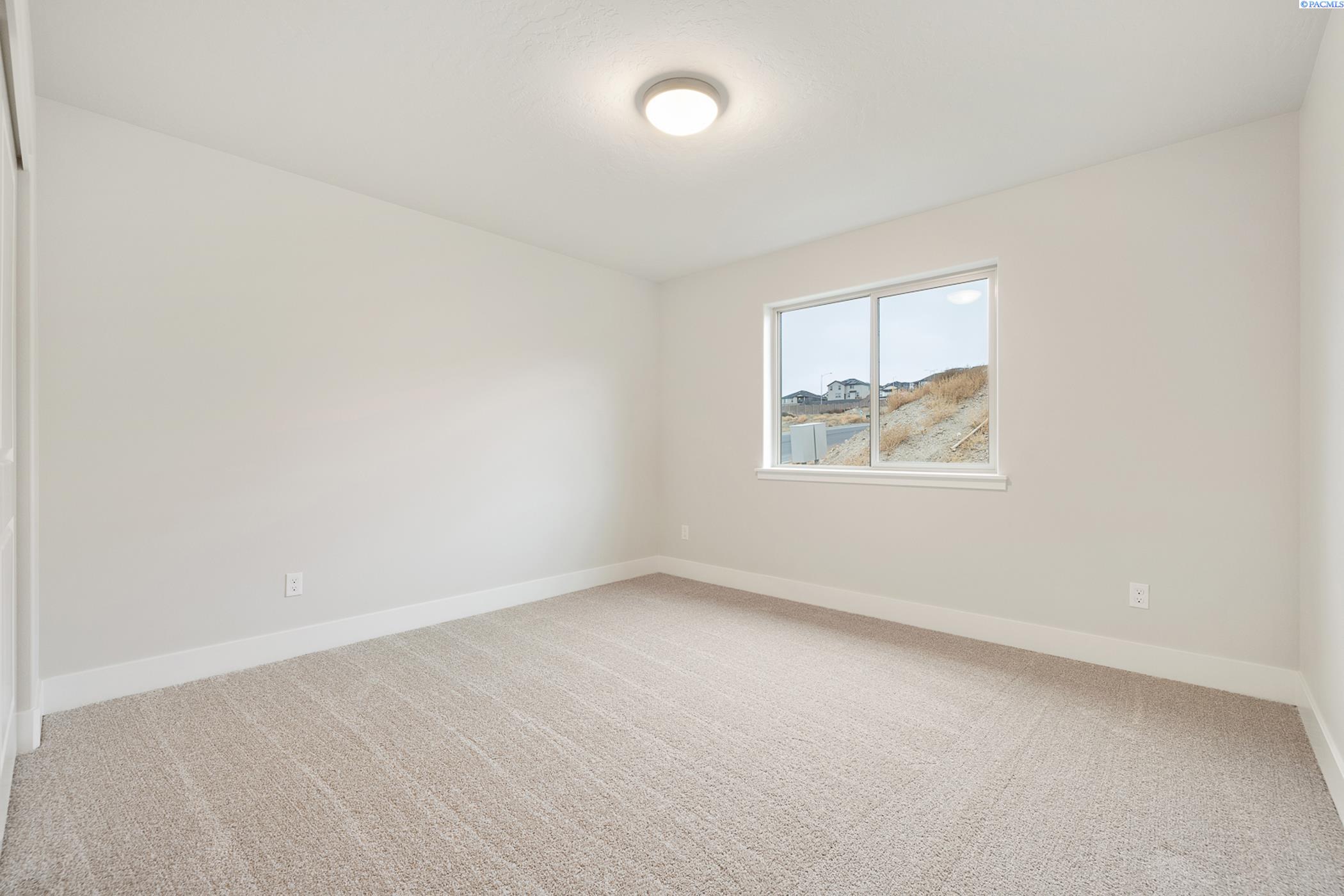 Kennewick, Washington, 99338, United States, 4 Bedrooms Bedrooms, ,1 BathroomBathrooms,Residential,For Sale,1890128