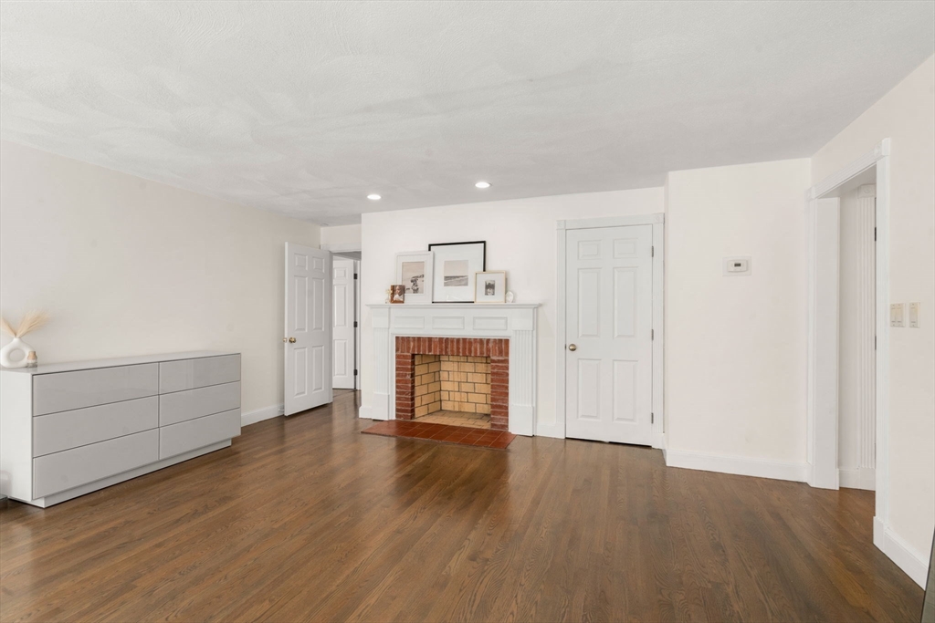 Walpole, Massachusetts, 02081, United States, 4 Bedrooms Bedrooms, ,4 BathroomsBathrooms,Residential,For Sale,1987866