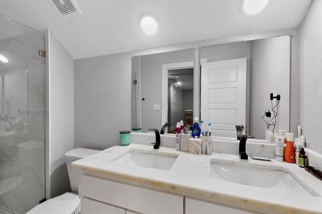 Grand Prairie, Texas, 75051, United States, 5 Bedrooms Bedrooms, ,5 BathroomsBathrooms,Residential,For Sale,1895413