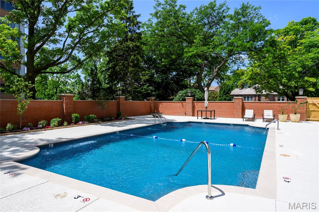 St Louis, Missouri, 63105, United States, 2 Bedrooms Bedrooms, ,2 BathroomsBathrooms,Residential,For Sale,1828450