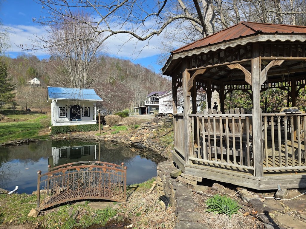 Lansing, North Carolina, 28643, United States, 2 Bedrooms Bedrooms, ,4 BathroomsBathrooms,Residential,For Sale,1914214
