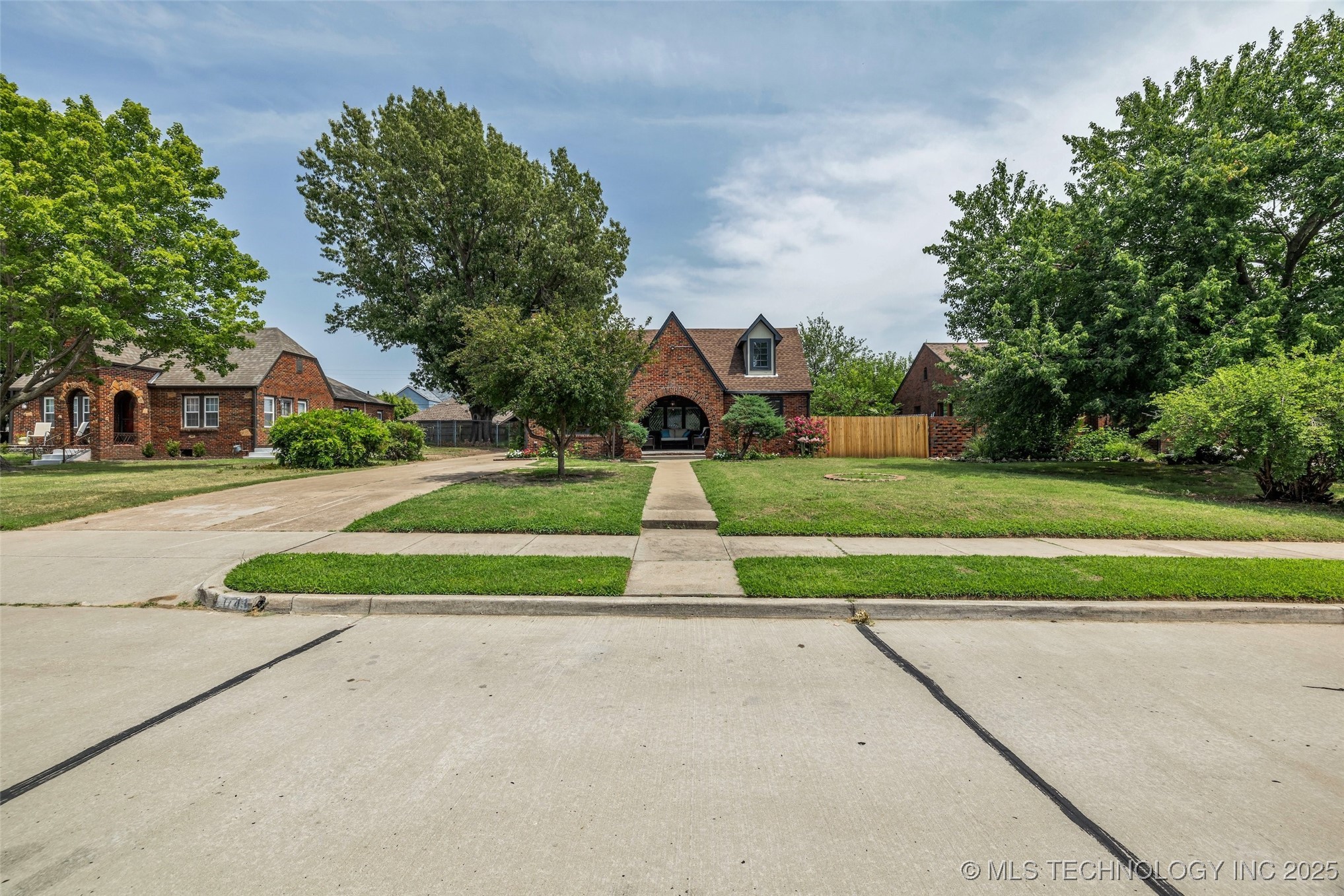 Tulsa, Oklahoma, 74104, United States, 3 Bedrooms Bedrooms, ,3 BathroomsBathrooms,Residential,For Sale,1890482