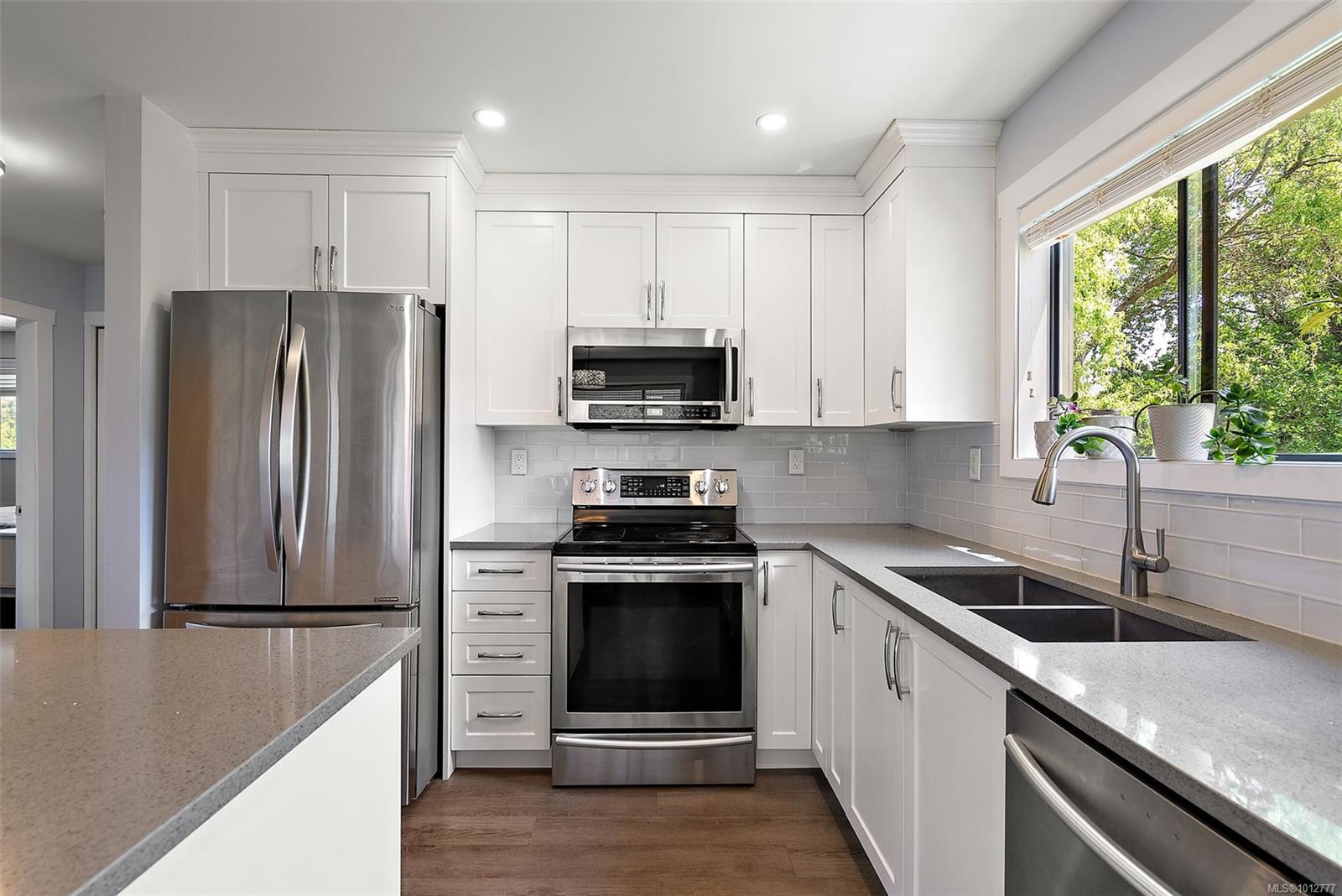 VIEW ROYAL, British Columbia, V9B 6N7, CA, 5 Bedrooms Bedrooms, ,Residential,For Sale,1951218