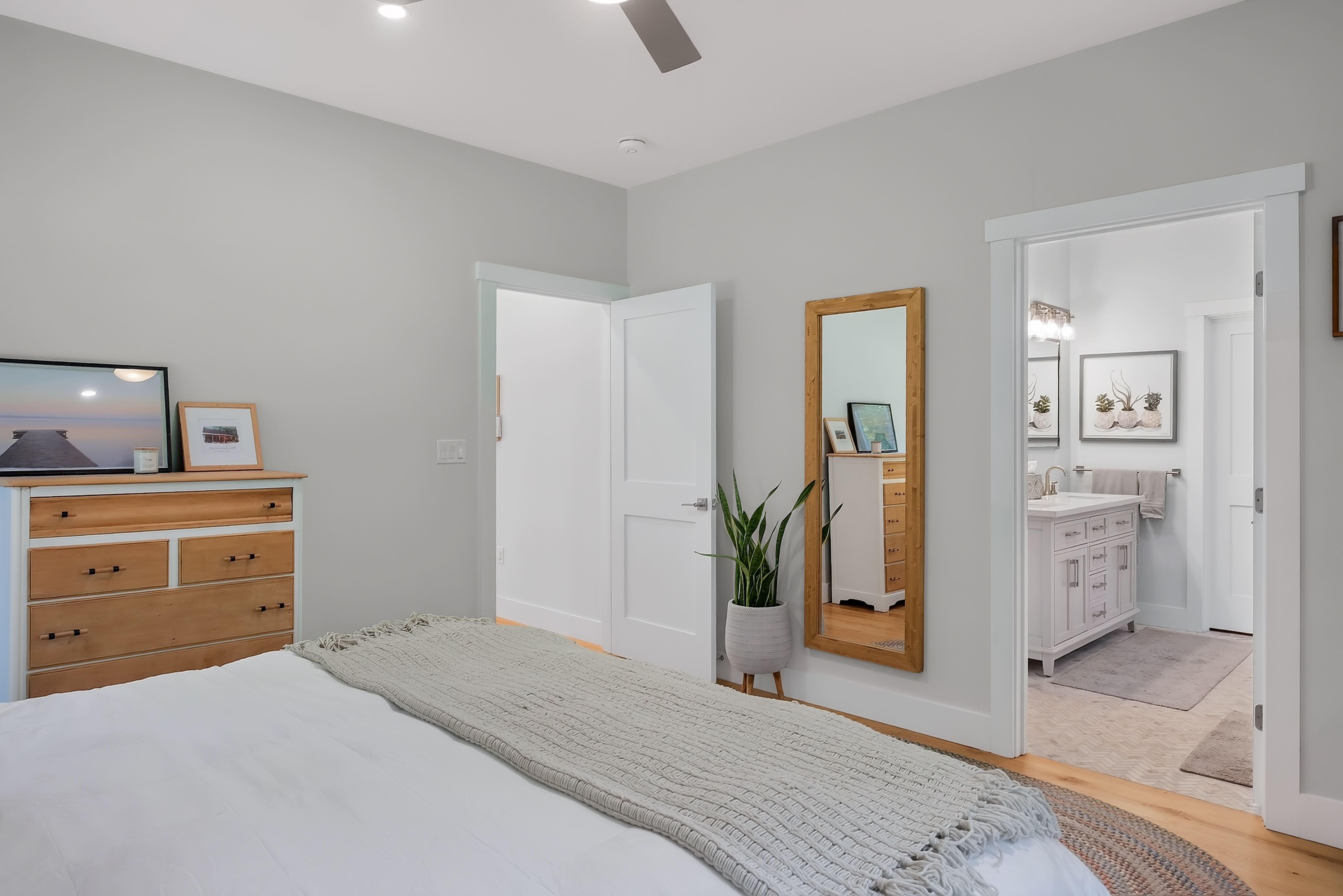  2022 Custom Craftsman: Main-Level Living, In-Law Suite, & Mountain Proximity - 物件實景