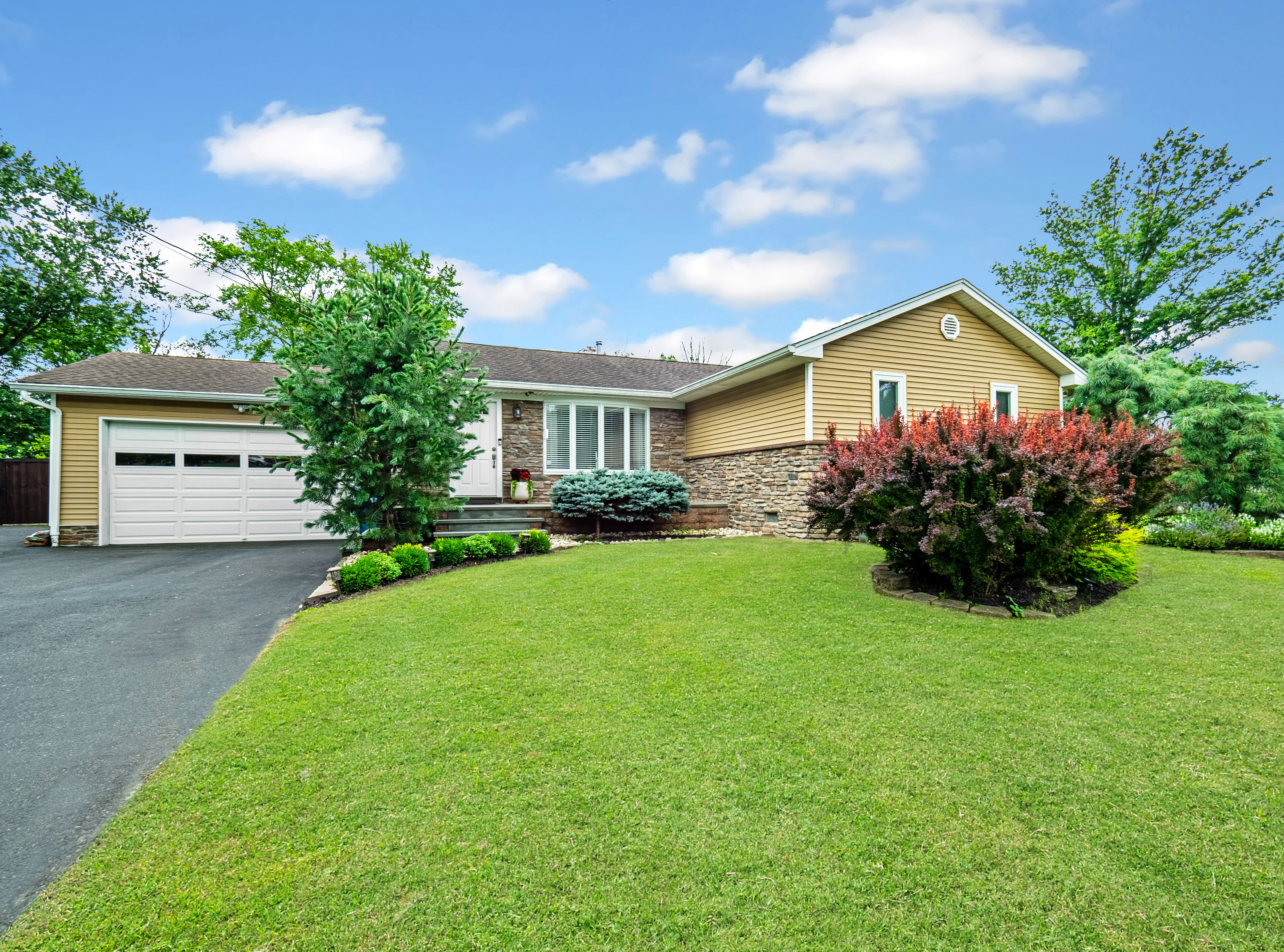 Pennington, New Jersey, 08534, United States, 2 Bedrooms Bedrooms, ,3 BathroomsBathrooms,Residential,For Sale,1936854