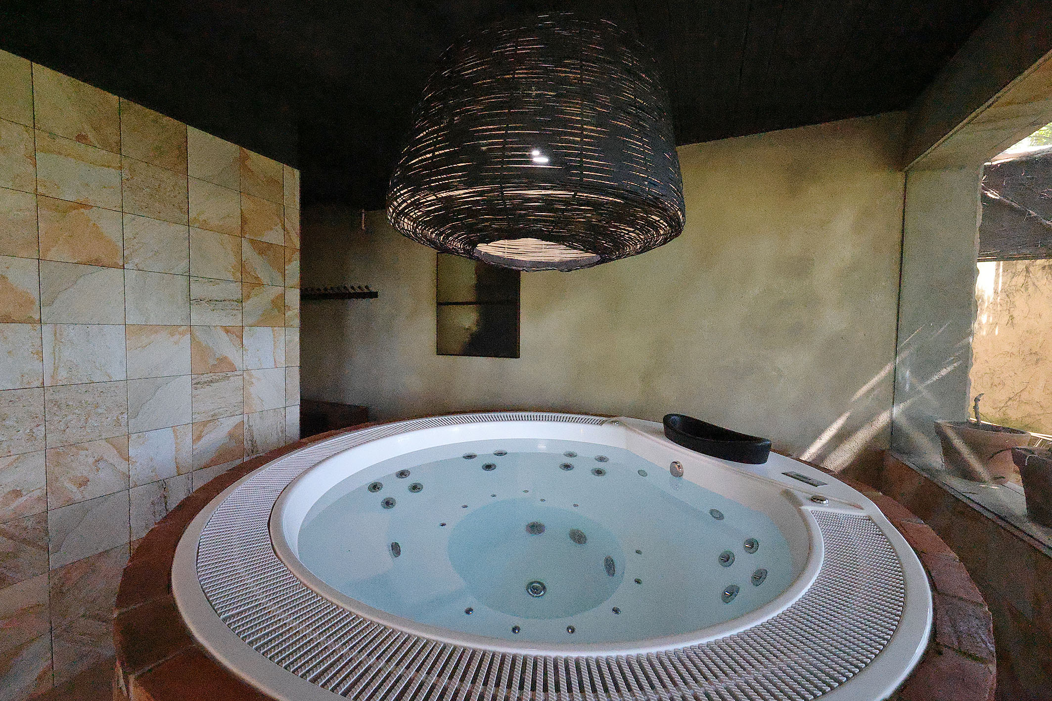  Contemporary estate immersed in nature with panoramic lake views - 物件實景