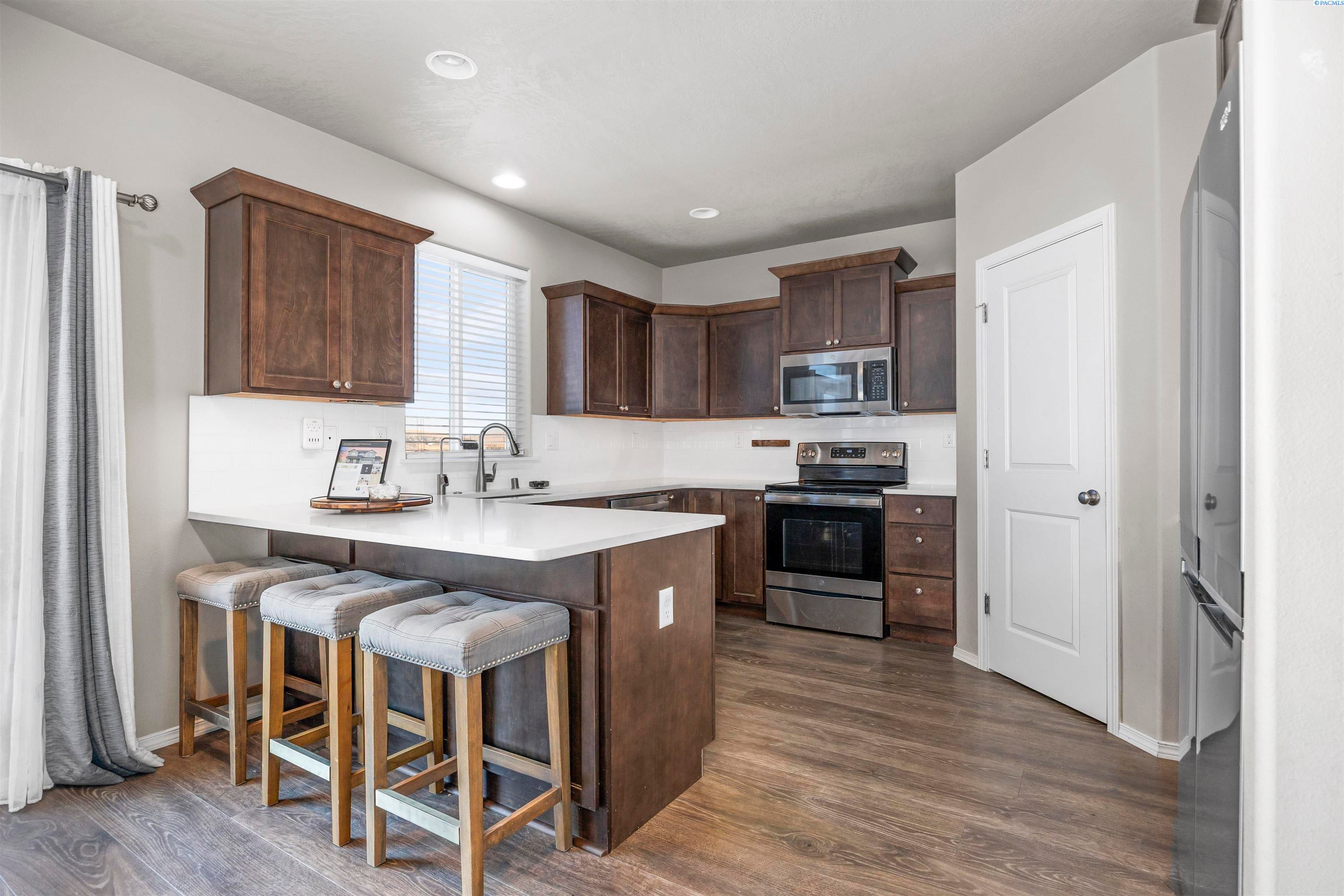 Kennewick, Washington, 99338, United States, 5 Bedrooms Bedrooms, ,3 BathroomsBathrooms,Residential,For Sale,1914232