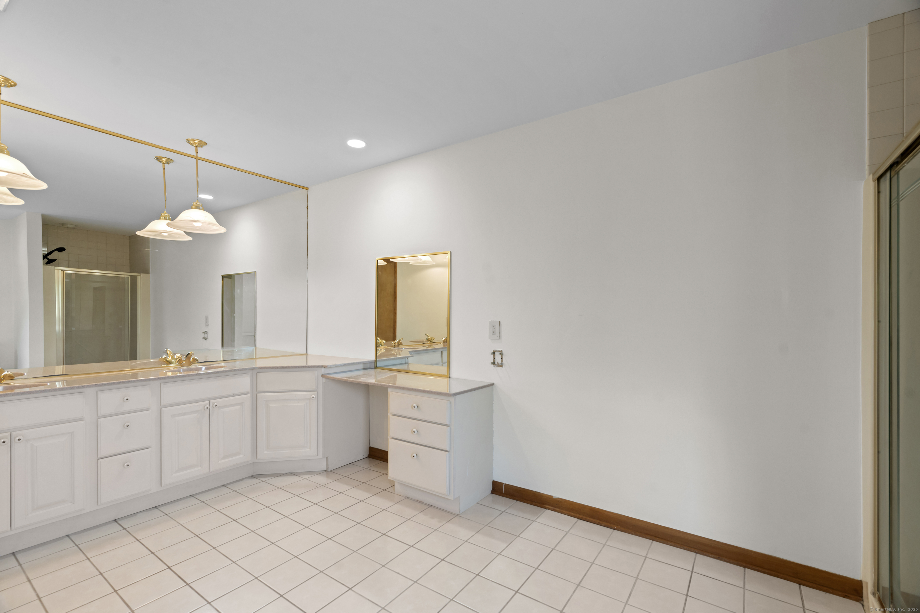 Branford, Connecticut, 06405, United States, 3 Bedrooms Bedrooms, ,3 BathroomsBathrooms,Residential,For Sale,1912319