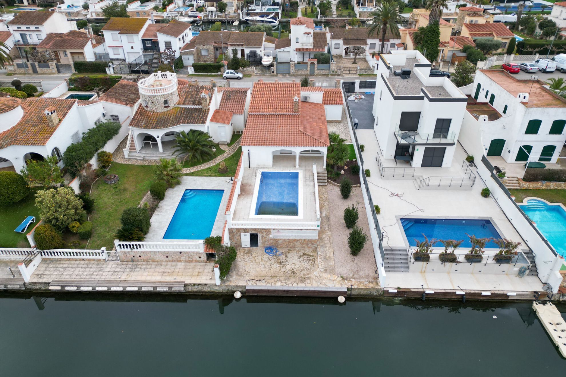  Renovated house on the wide canal with swimming pool. - 物件實景