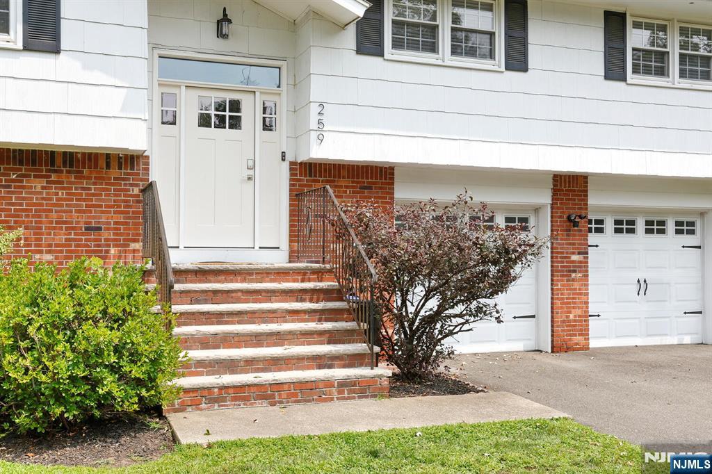 Ramsey, New Jersey, 07446, United States, 4 Bedrooms Bedrooms, ,3 BathroomsBathrooms,Residential,For Sale,1911105