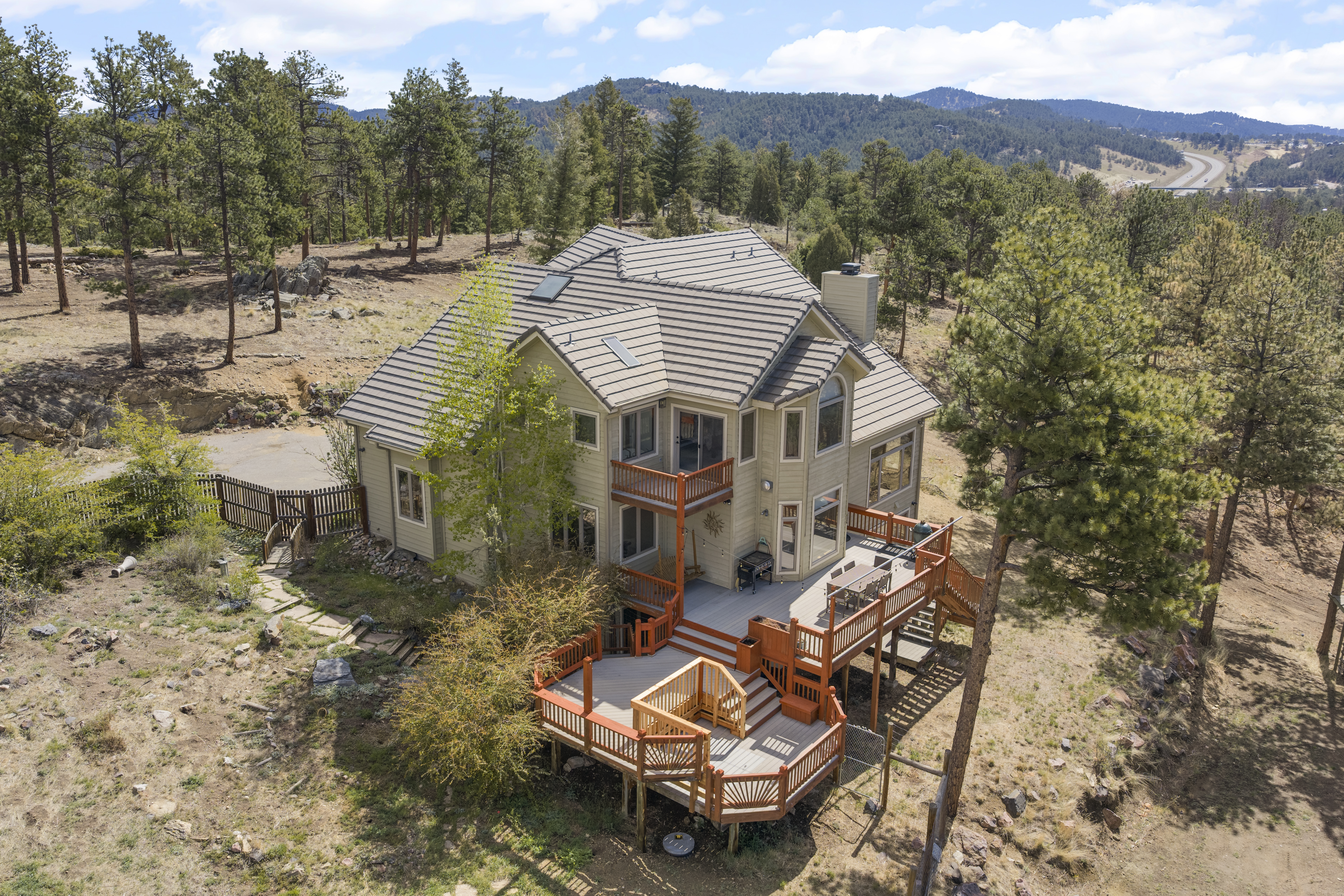  Set on 10+ private acres in the sought-after Ruby Ranch enclave - 物件實景