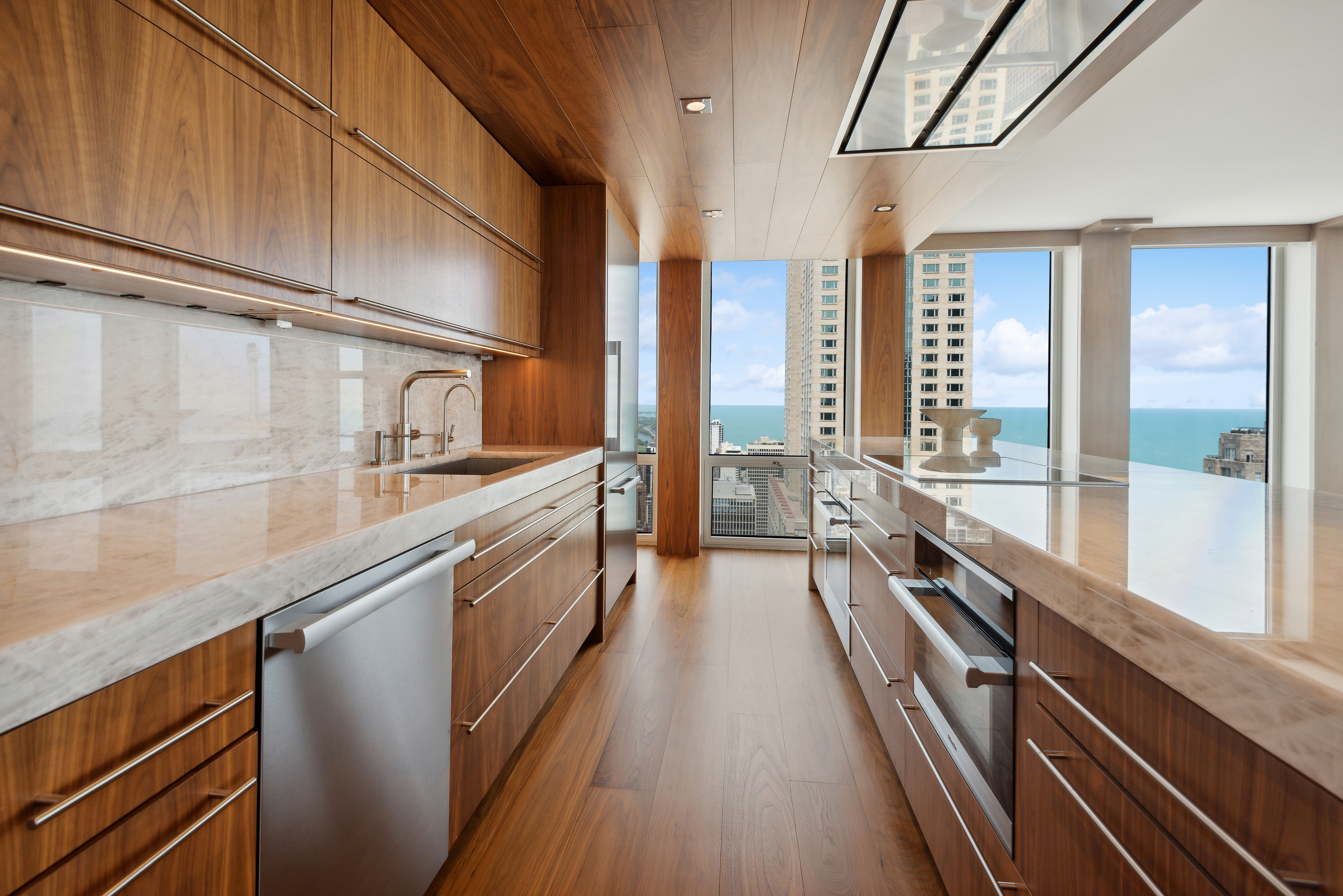  Absolutely Stunning, Penthouse Level Furnished Condo - 物件實景