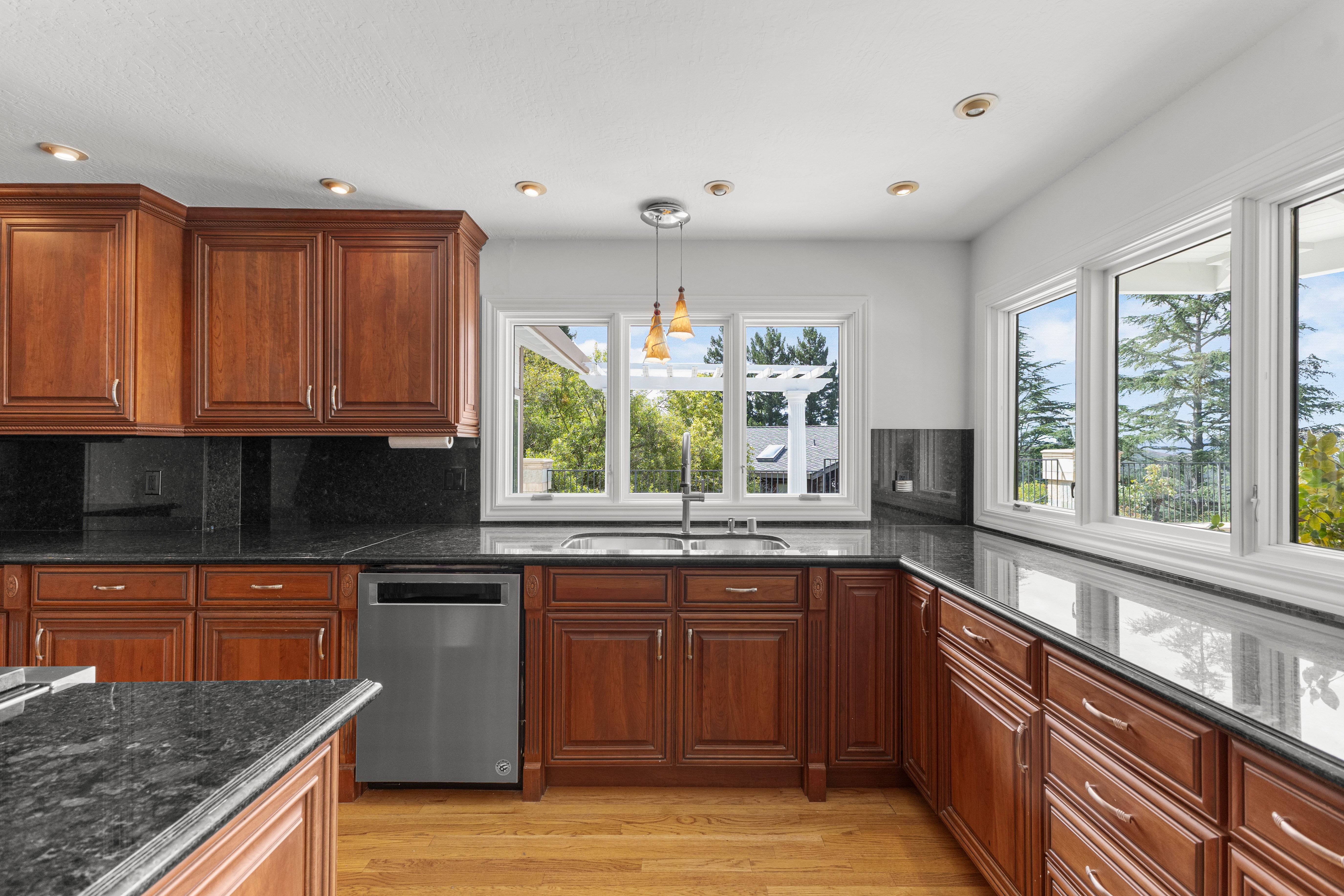  Elegant Custom Home in Gated Silver Maple - 物件實景