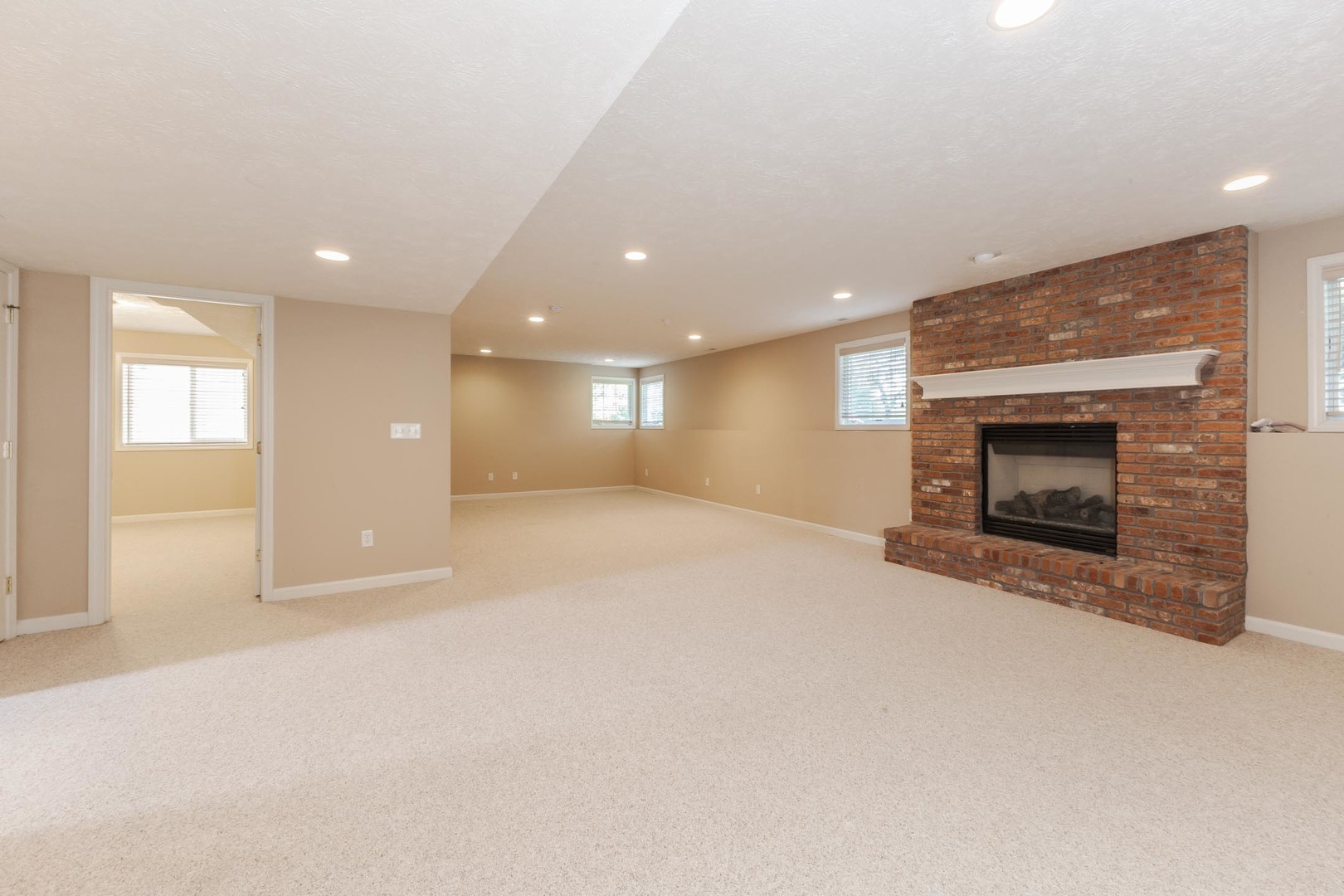 Bloomington, Illinois, 61704, United States, 4 Bedrooms Bedrooms, ,4 BathroomsBathrooms,Residential,For Sale,1957101