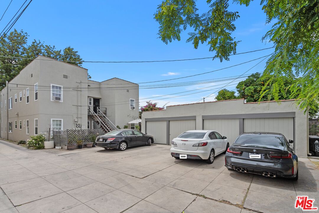 Los Angeles, California, 90019, United States, 6 Bedrooms Bedrooms, ,Residential,For Sale,1908523