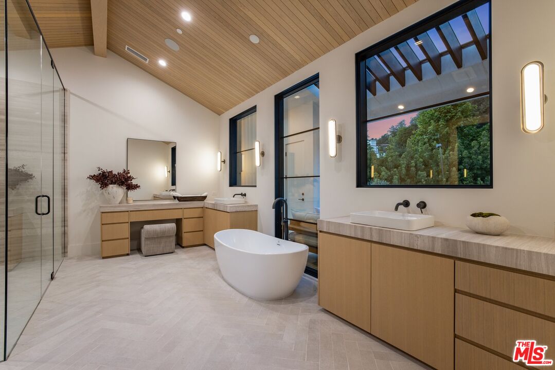 Los Angeles, California, 90049, United States, 5 Bedrooms Bedrooms, ,3 BathroomsBathrooms,Residential,For Sale,1839044