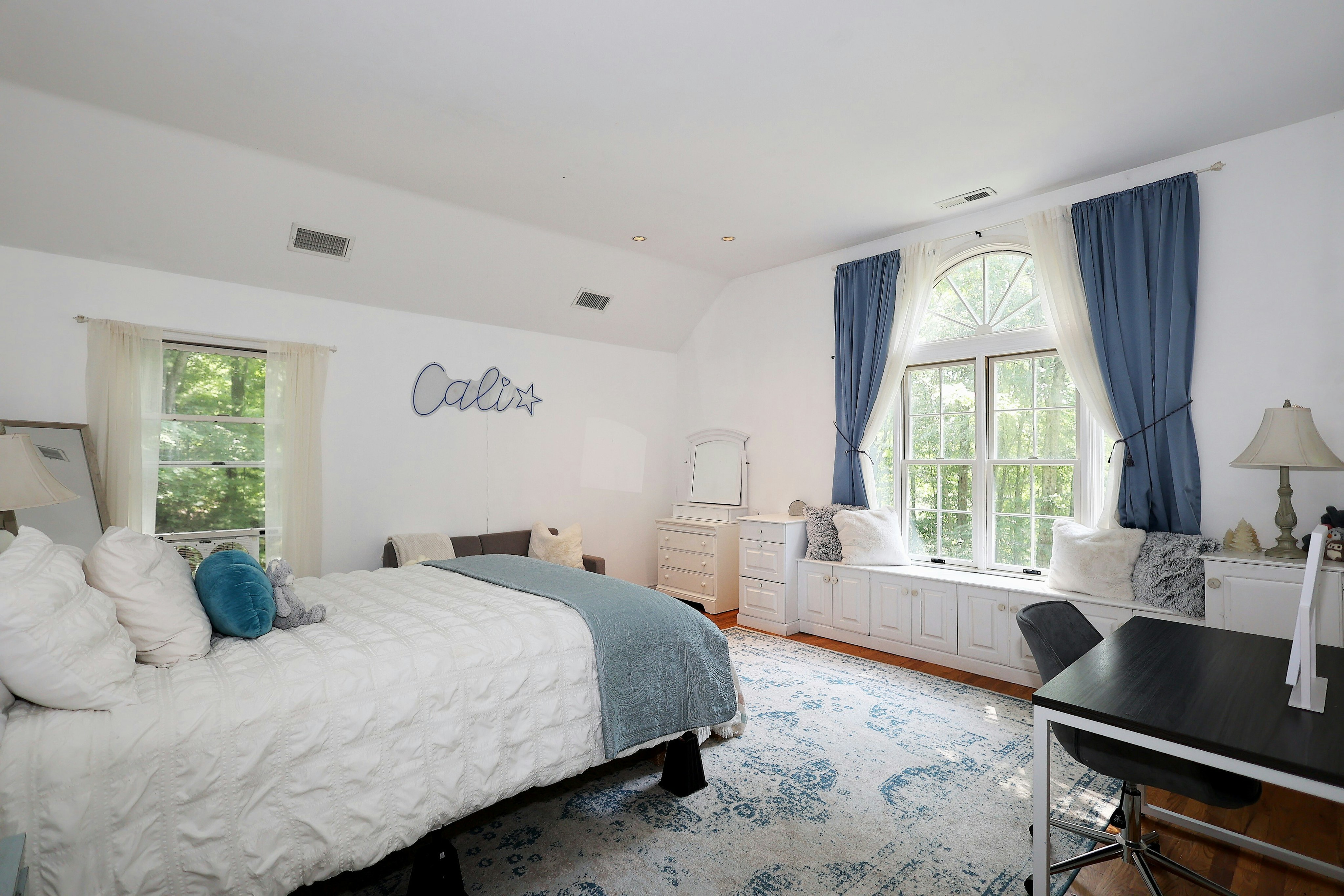  Expansive West Redding Colonial - 物件實景