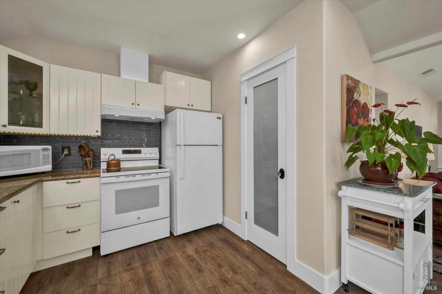 Sebastopol, California, 95472, United States, 2 Bedrooms Bedrooms, ,2 BathroomsBathrooms,Residential,For Sale,1913141
