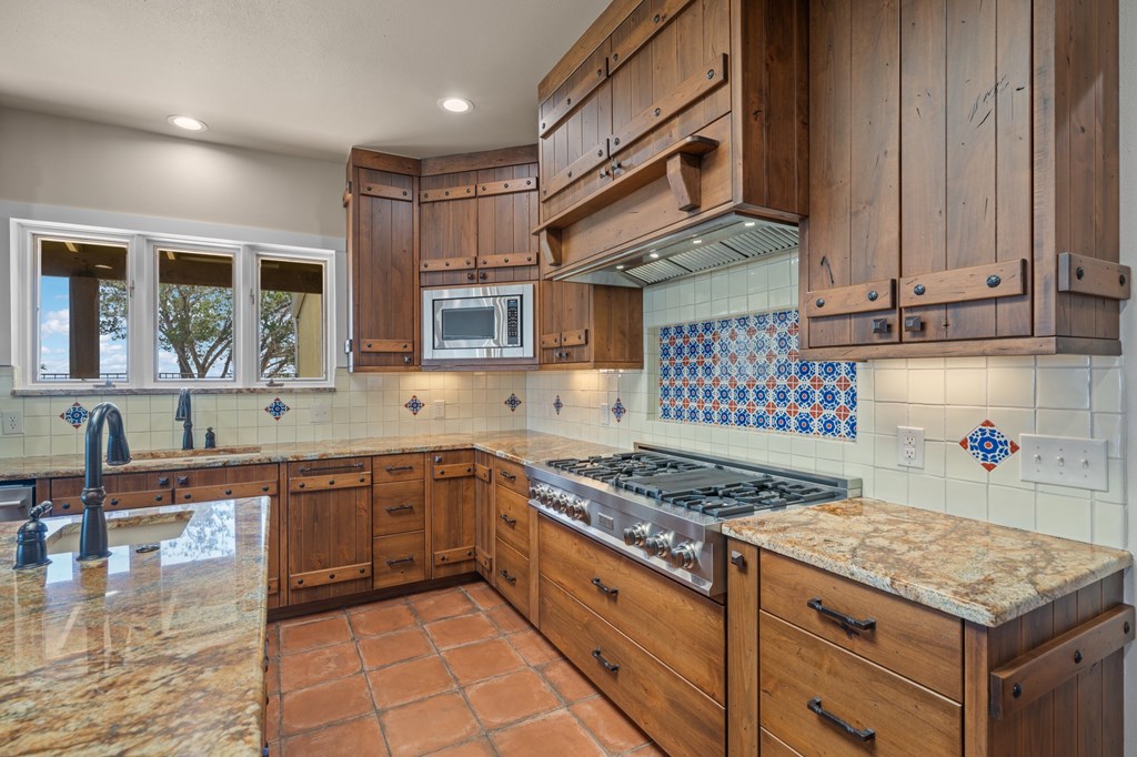 Kerrville, Texas, 78028, United States, 4 Bedrooms Bedrooms, ,5 BathroomsBathrooms,Residential,For Sale,1735504