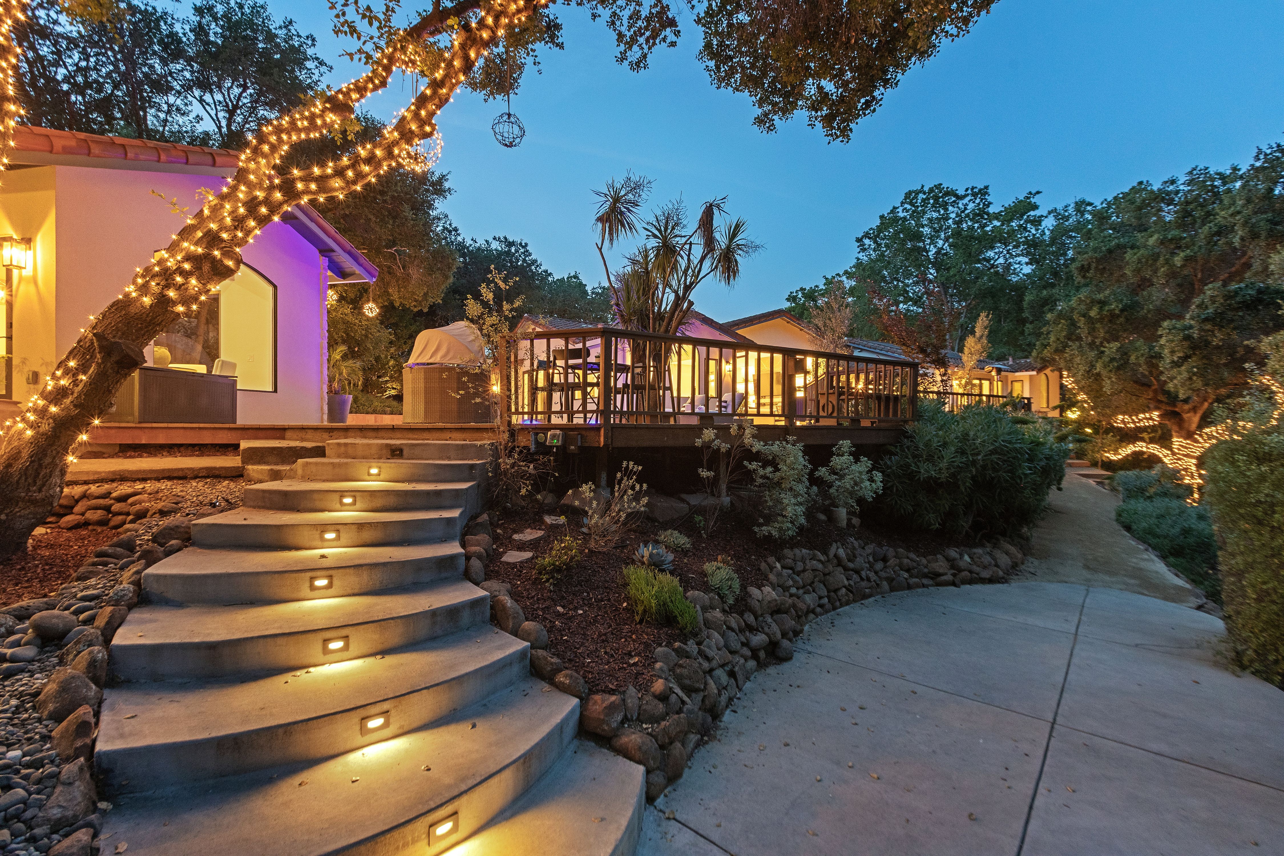  Private Gated Sanctuary With Expansive Outdoor Living - 物件實景