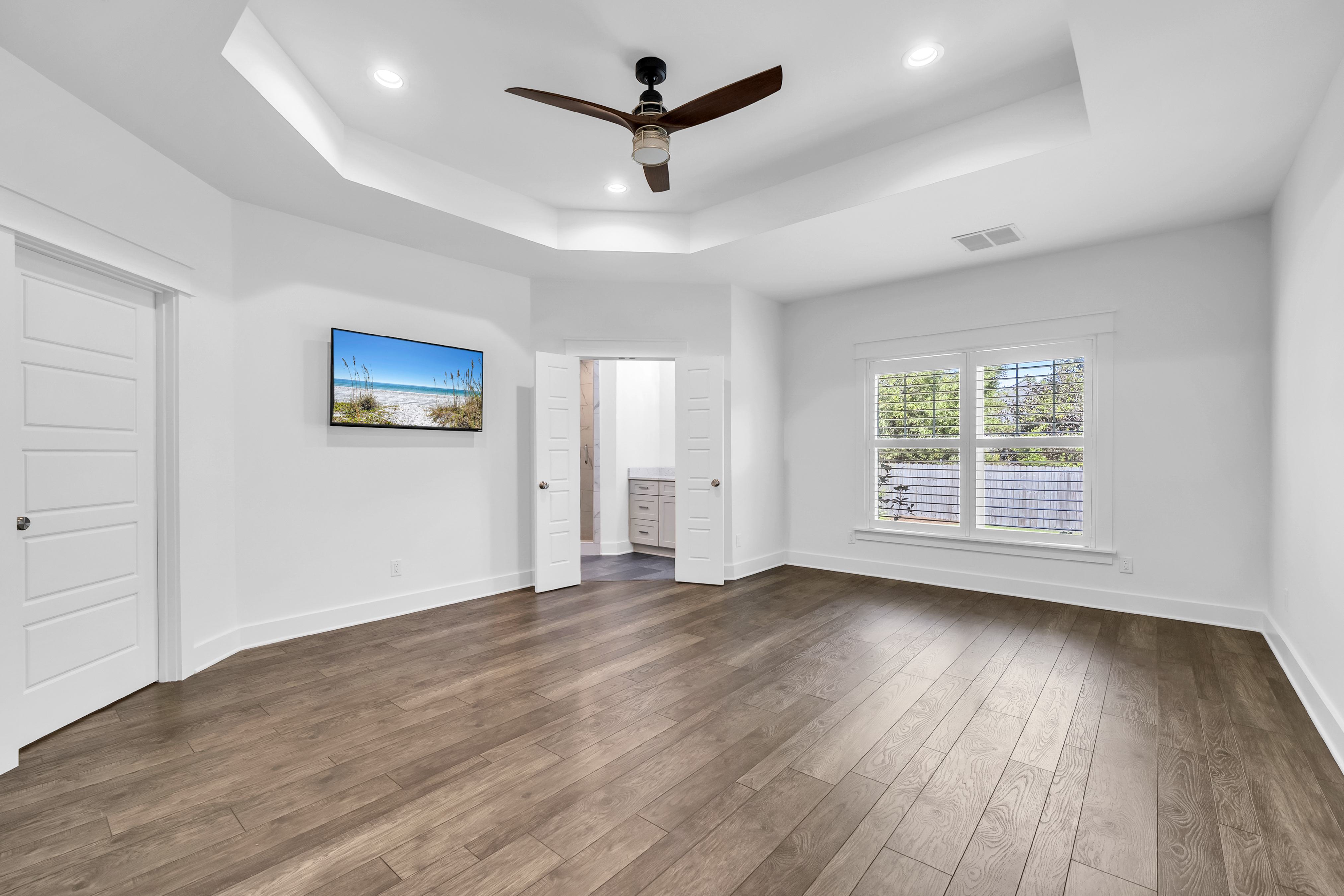  Move-In Ready Brick Home with Spacious Fenced Backyard Near the Bay - 物件實景