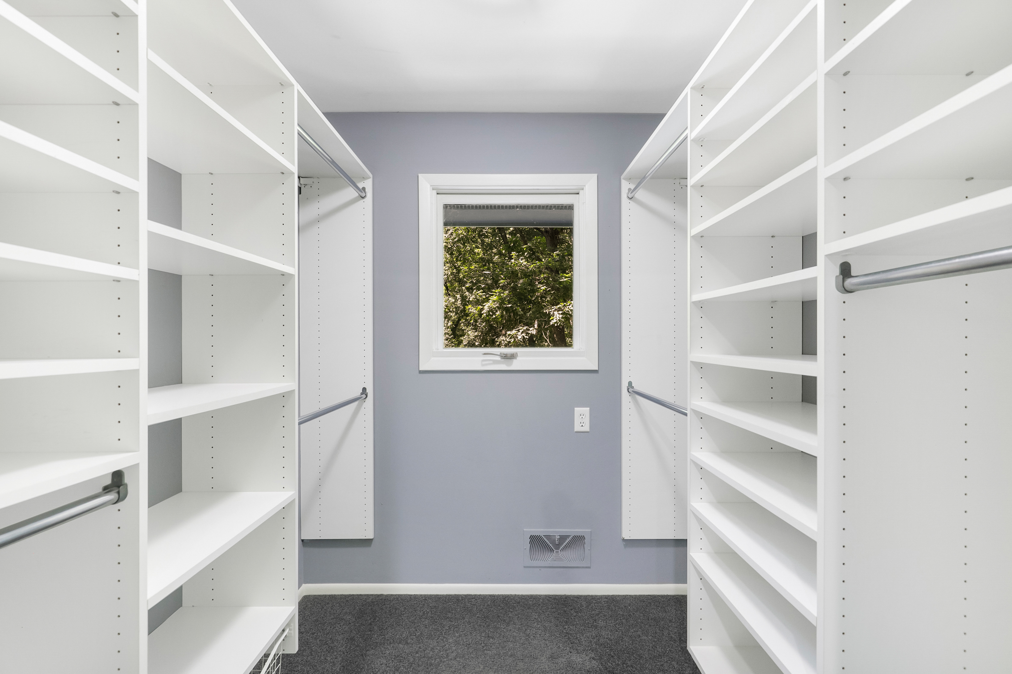  Secluded Wooded Retreat with Beautifully Updated Interiors - 物件實景