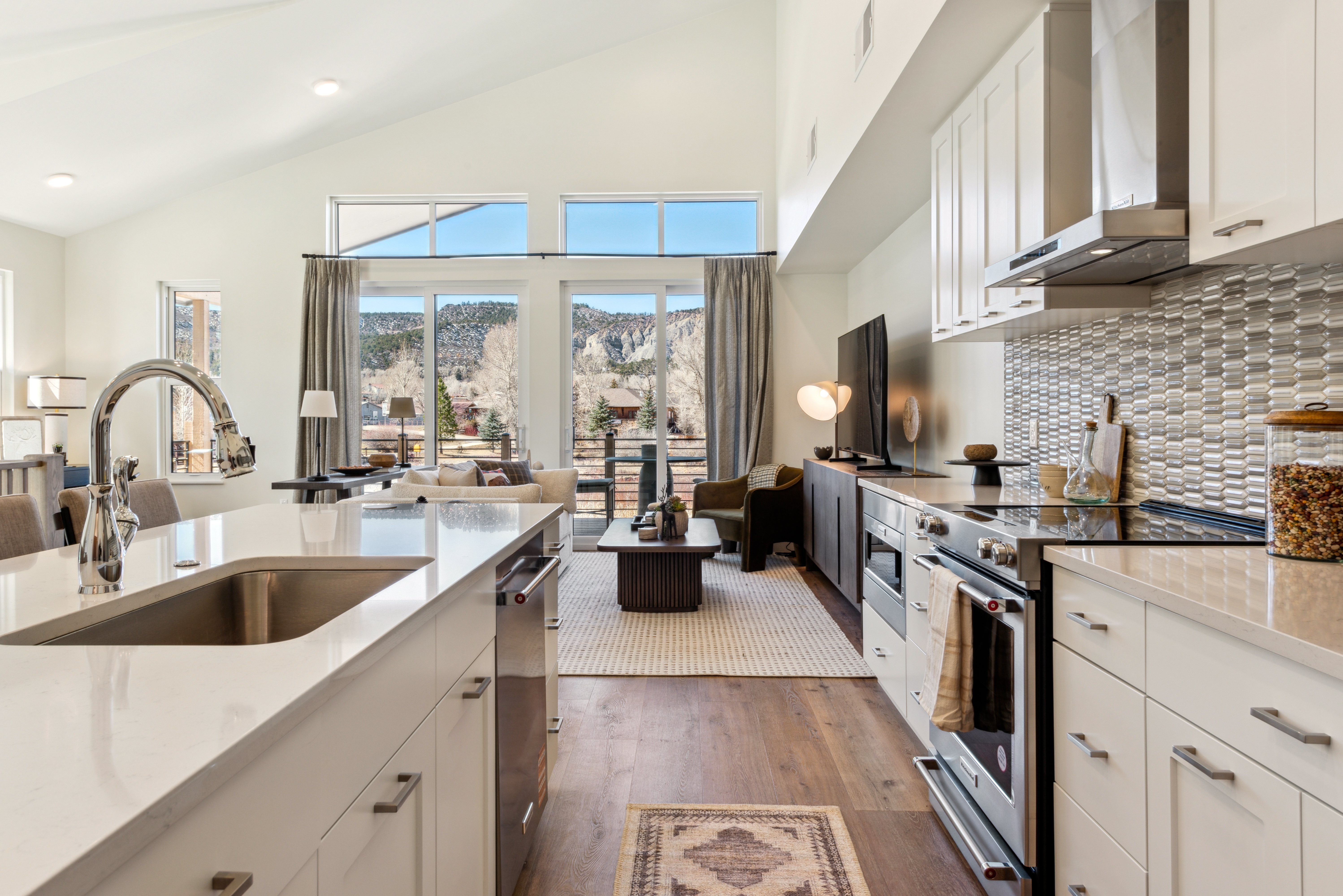  Second-floor Penthouse Unit with Vaulted Ceilings. - 物件實景