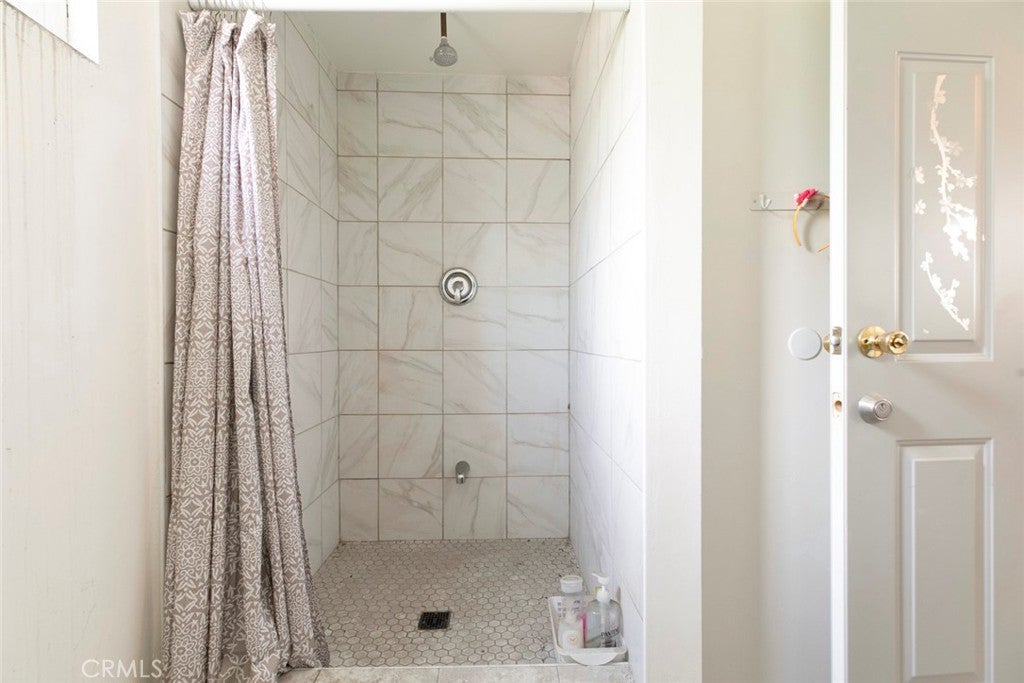 Los Angeles, California, 90006, United States, 5 Bedrooms Bedrooms, ,2 BathroomsBathrooms,Residential,For Sale,1940341