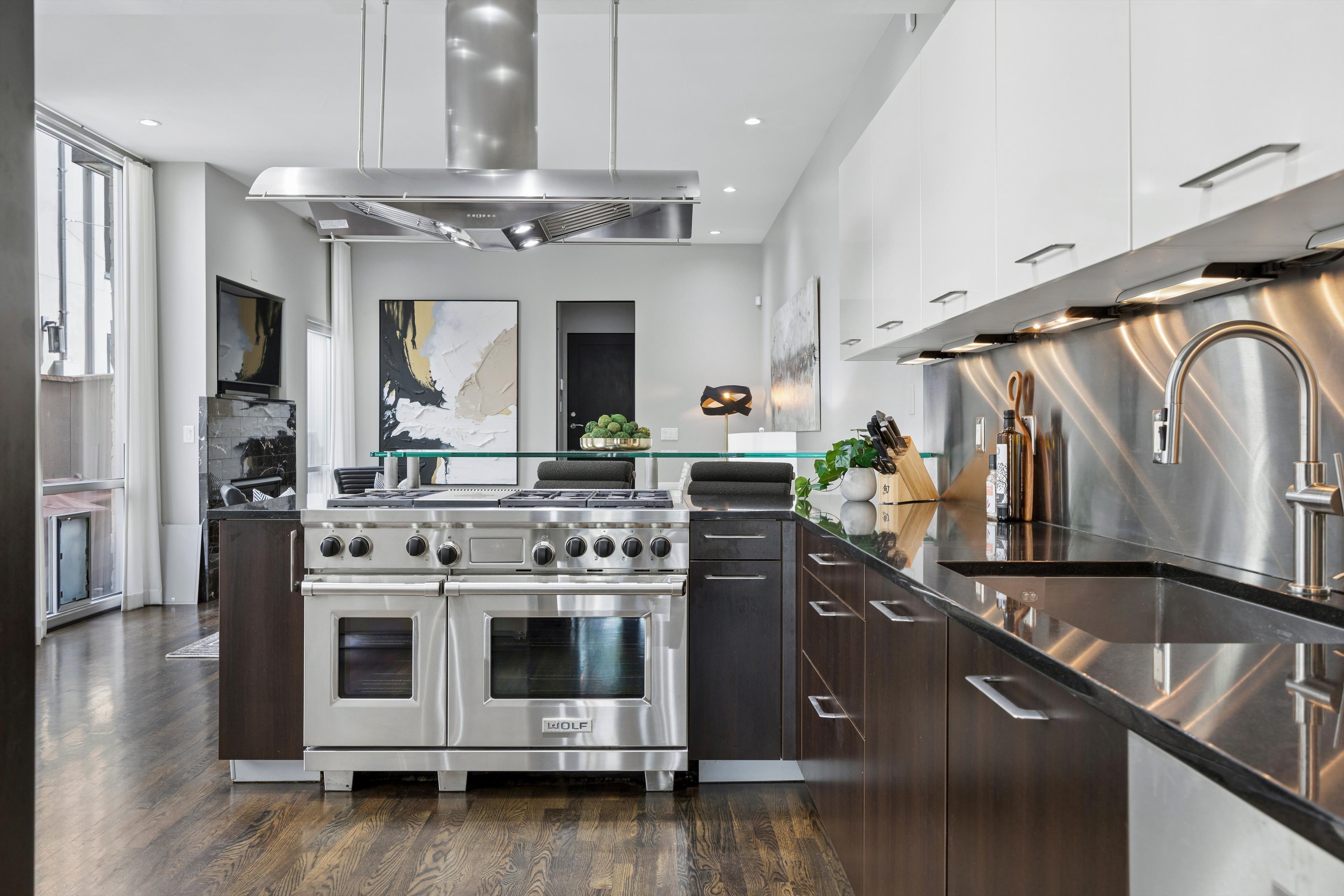  Contemporary residence combines sophisticated design with functional floor plan - 物件實景