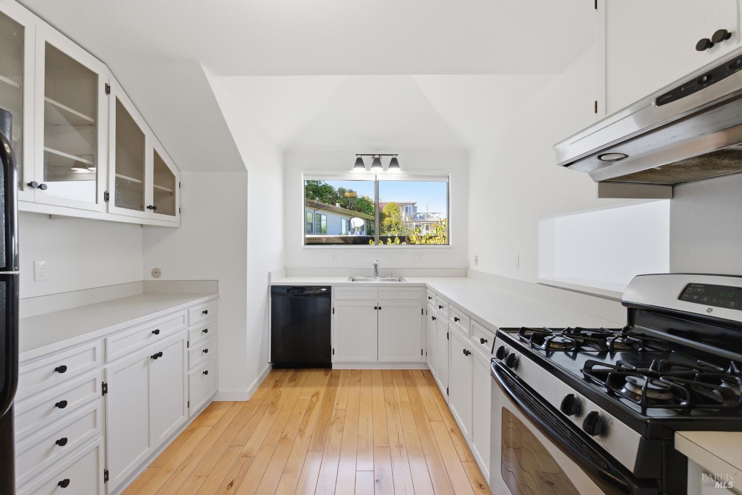 Corte Madera, California, 94925, United States, 6 Bedrooms Bedrooms, ,3 BathroomsBathrooms,Residential,For Sale,1986479