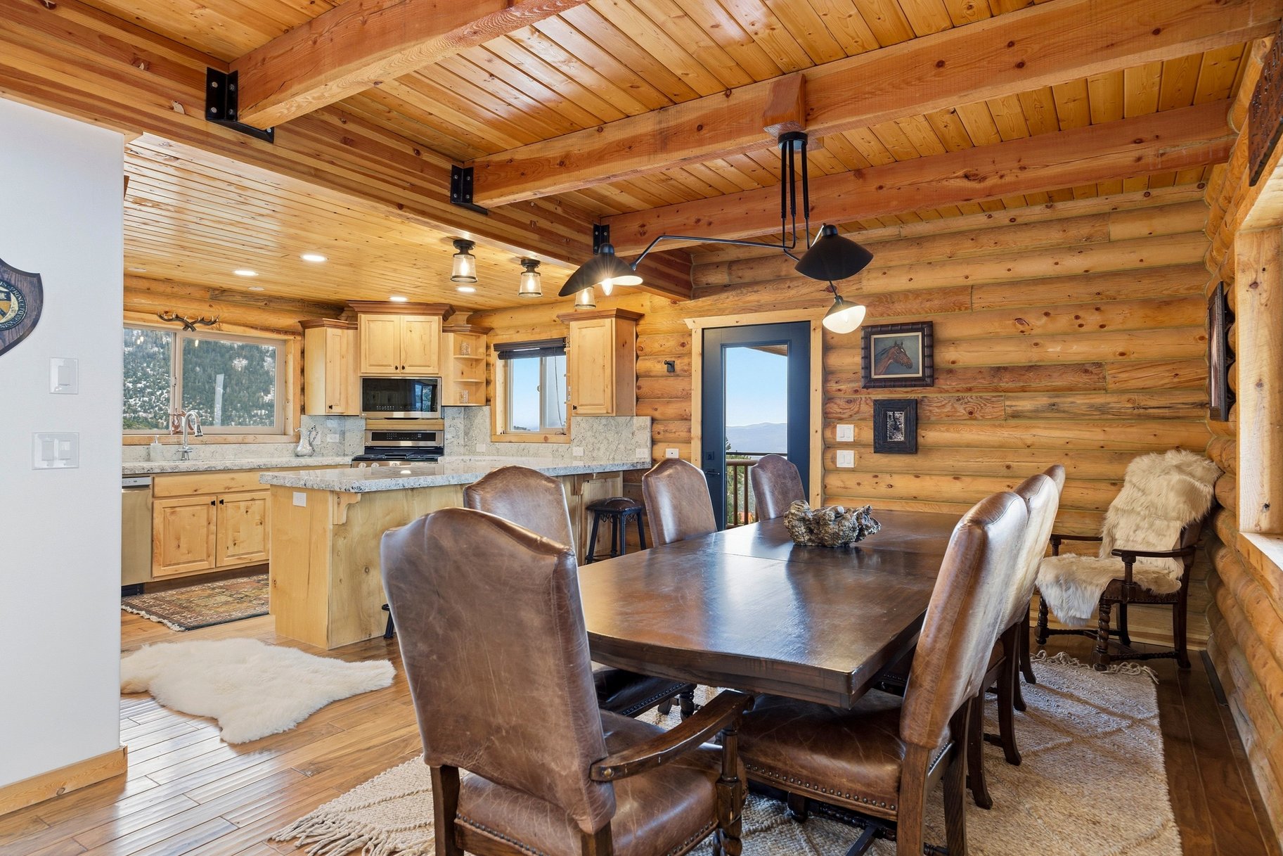  Renovated Log Cabin in Cedar Highlands with Wraparound Deck & Mountain Views - 物件實景