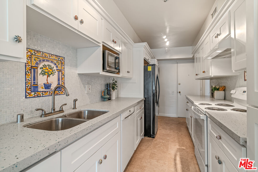 Sherman Oaks, California, 91423, United States, 2 Bedrooms Bedrooms, ,2 BathroomsBathrooms,Residential,For Sale,1920013