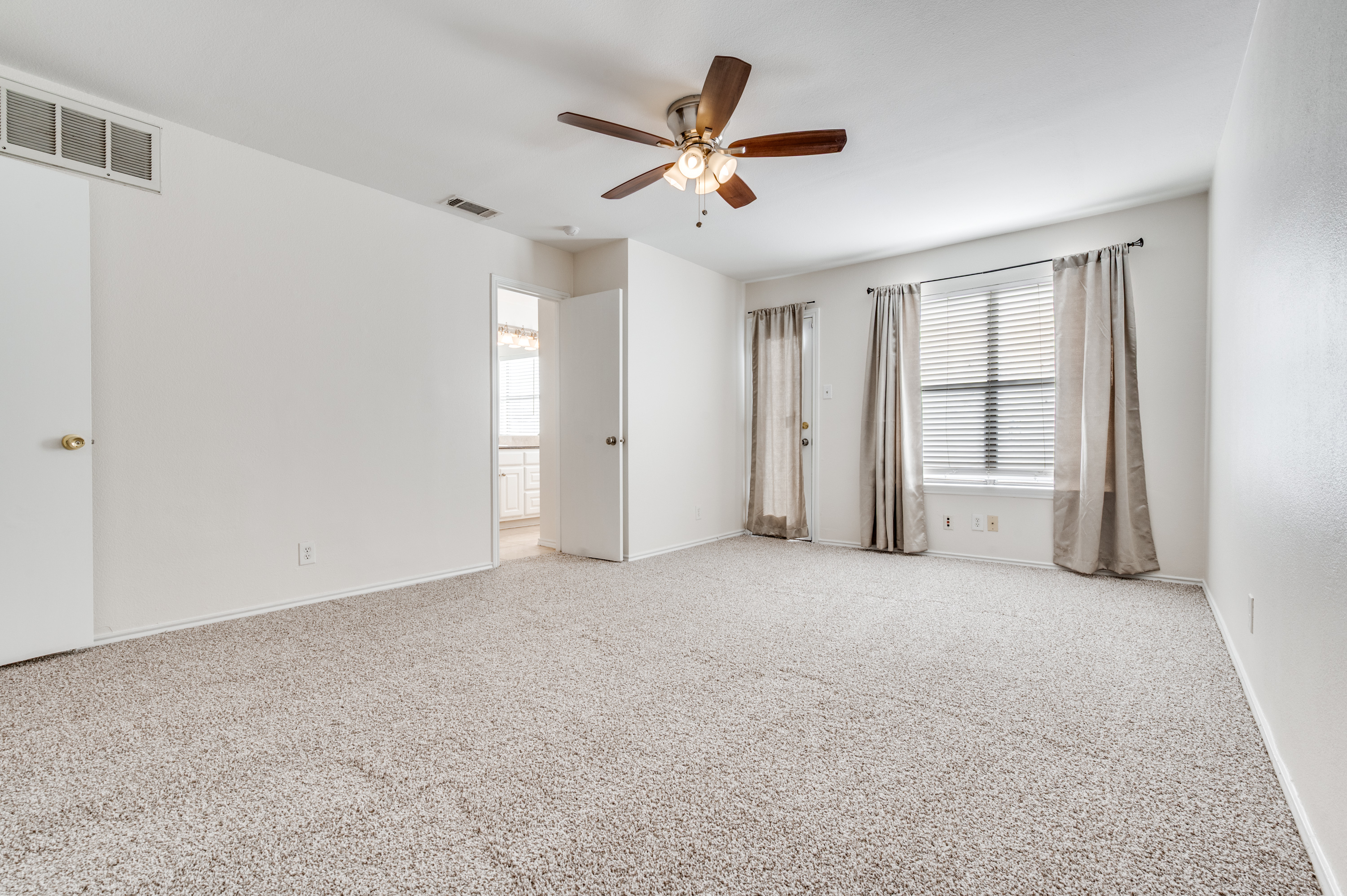  Move-In Ready Townhome: Prime Location, and Private Outdoor Space - 物件實景