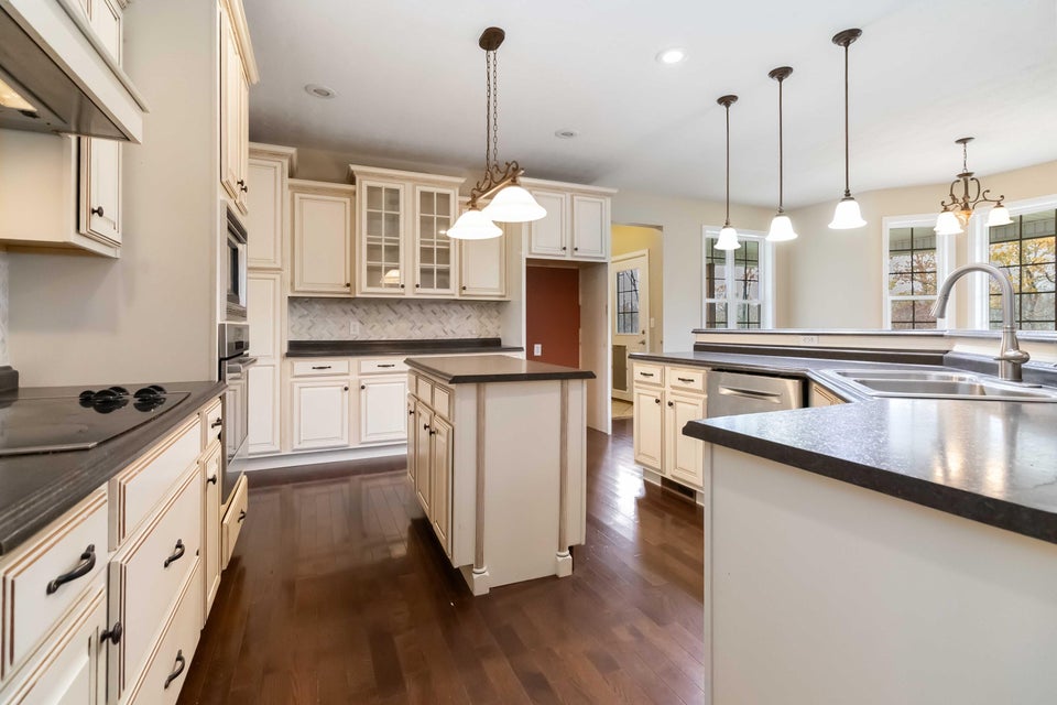 Dunnville, Kentucky, 42528, United States, 6 Bedrooms Bedrooms, ,5 BathroomsBathrooms,Residential,For Sale,1998018