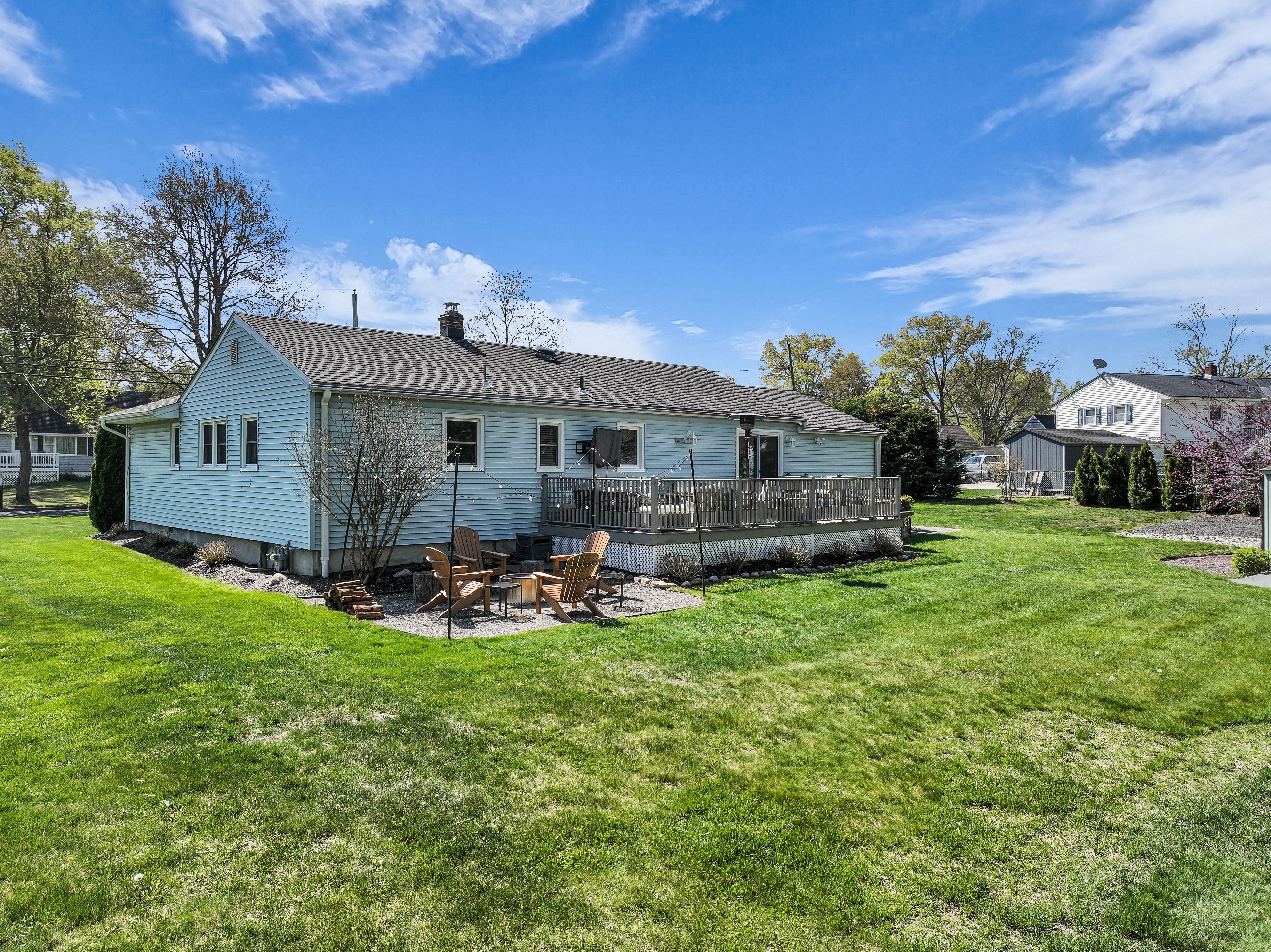  Welcome to this meticulously maintained charming 3-bedroom, 2-bathroom ranch, - 物件實景